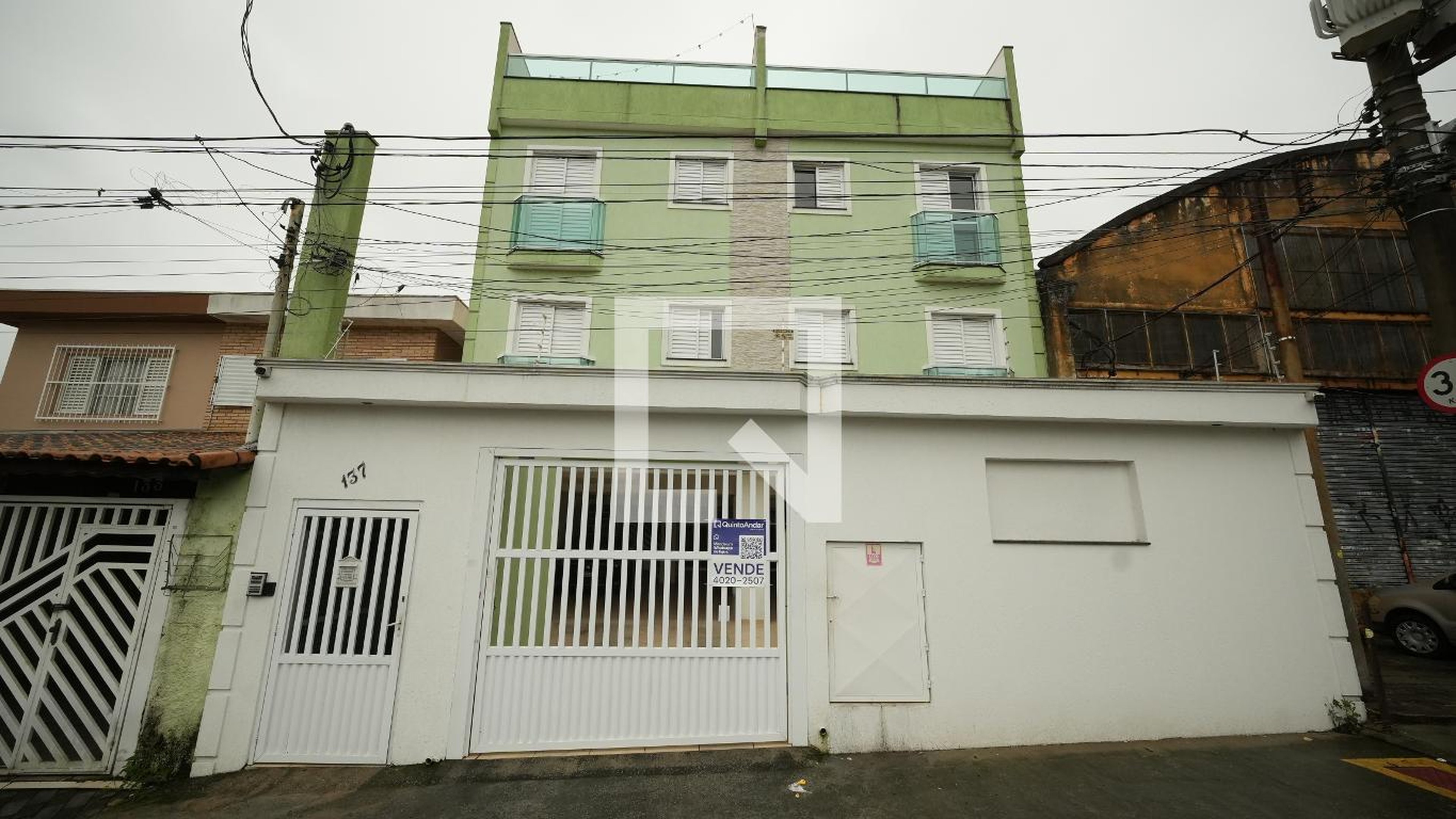 Fachada do Prédio Condomínio em Rua Cristóvão Colombo, 137