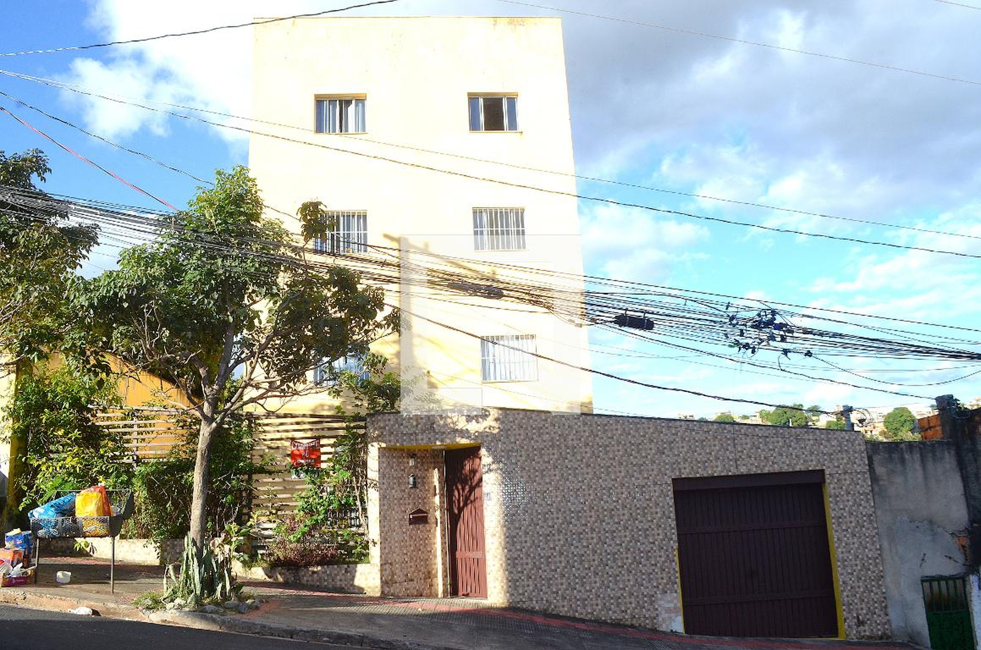 Fachada Condomínio em Rua Mariano Guimarães, 66