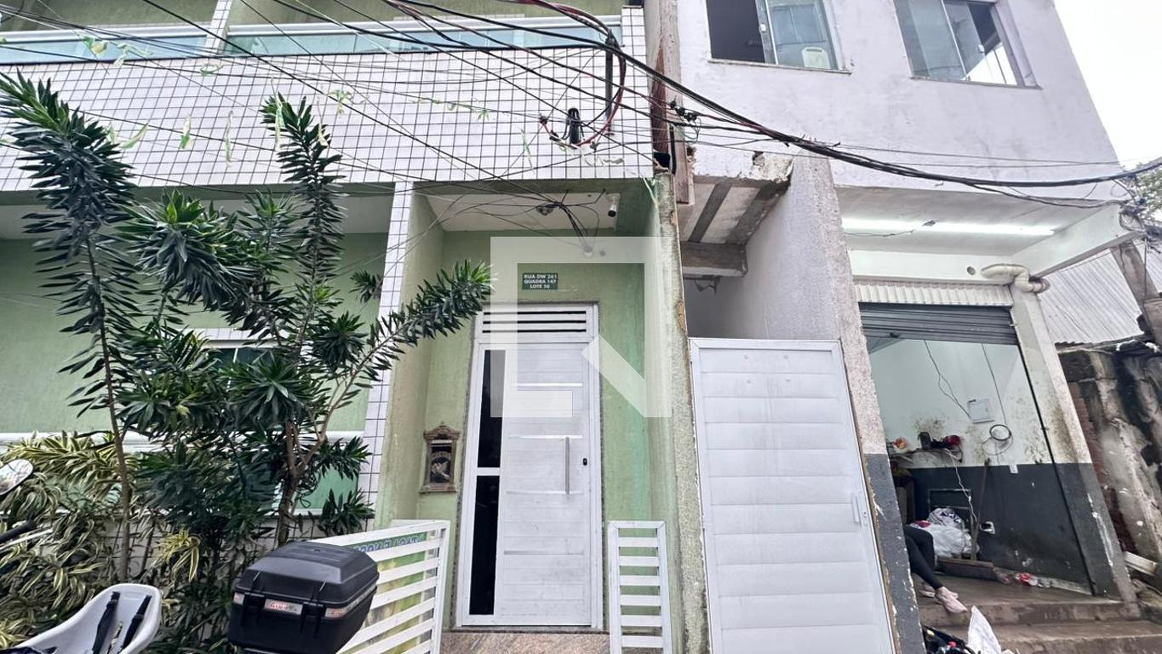 Fachada Condomínio em Rua DW, 261