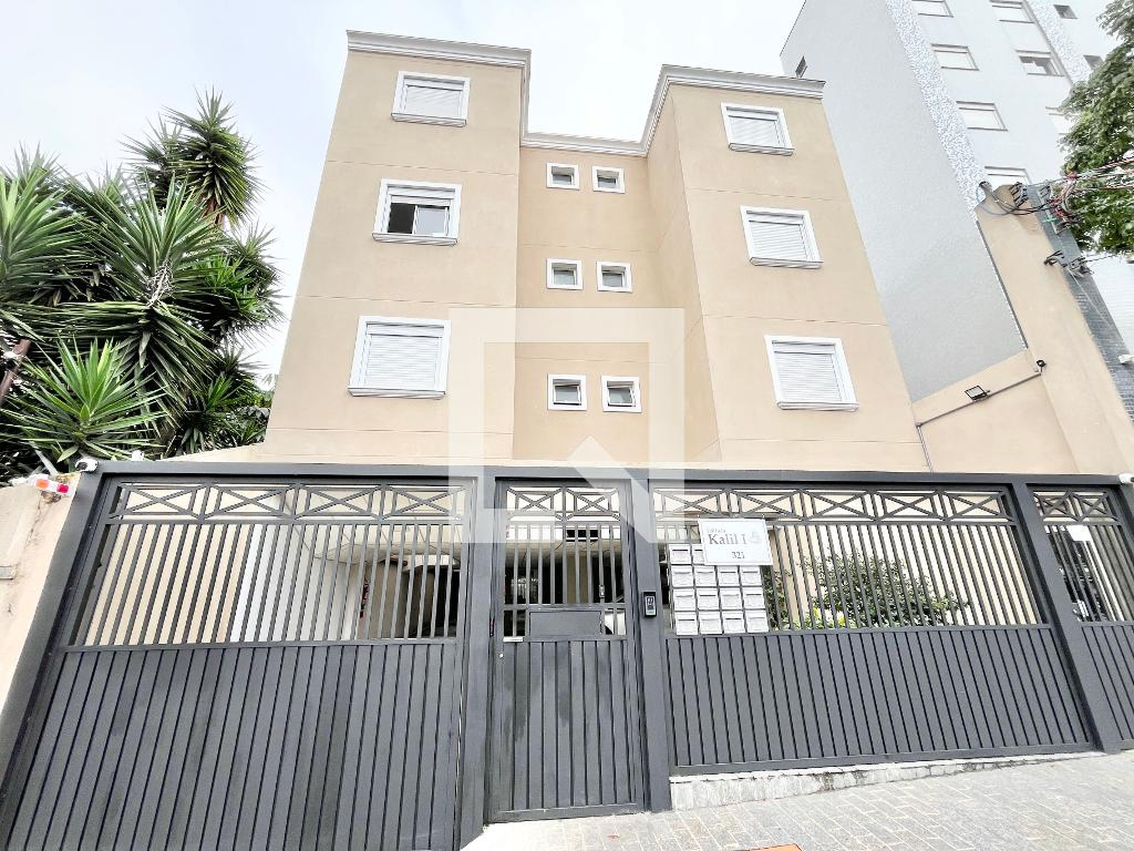Fachada Condomínio em Rua Antônio Guganis, 321