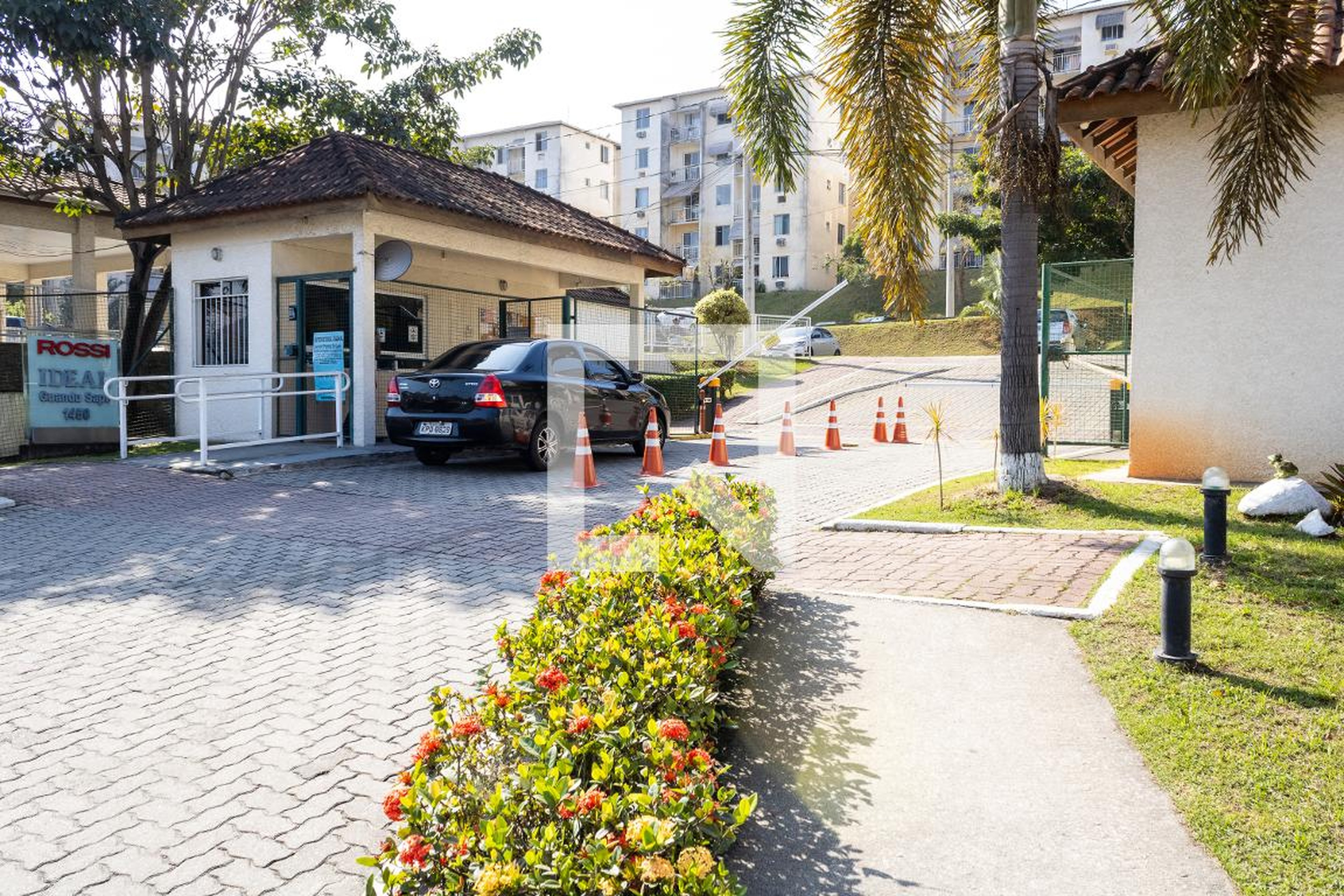 Fachada Condomínio em Estrada Guandú do Sapé, 0