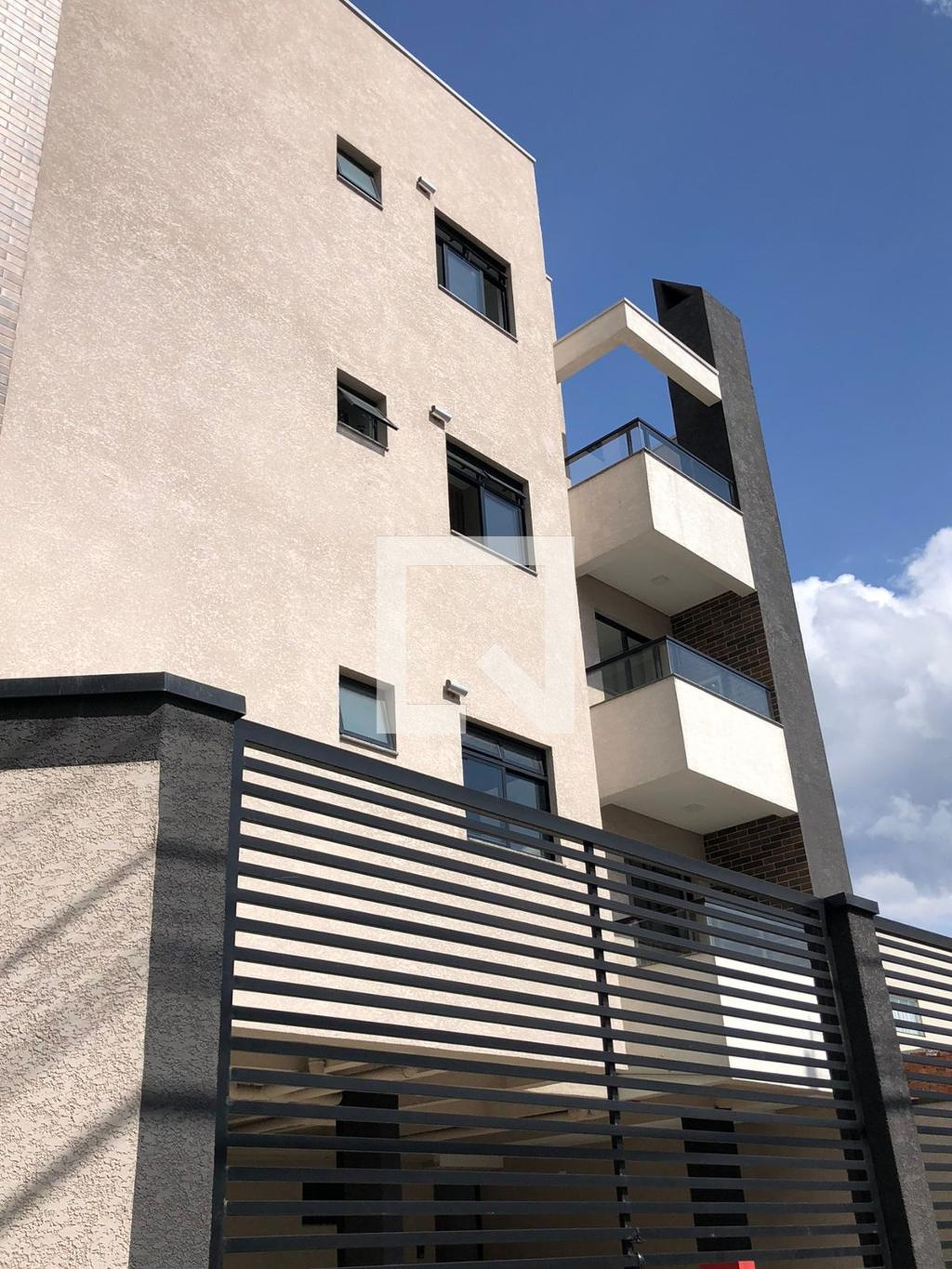Fachada Condomínio em Rua Almirante Alexandrino, 113