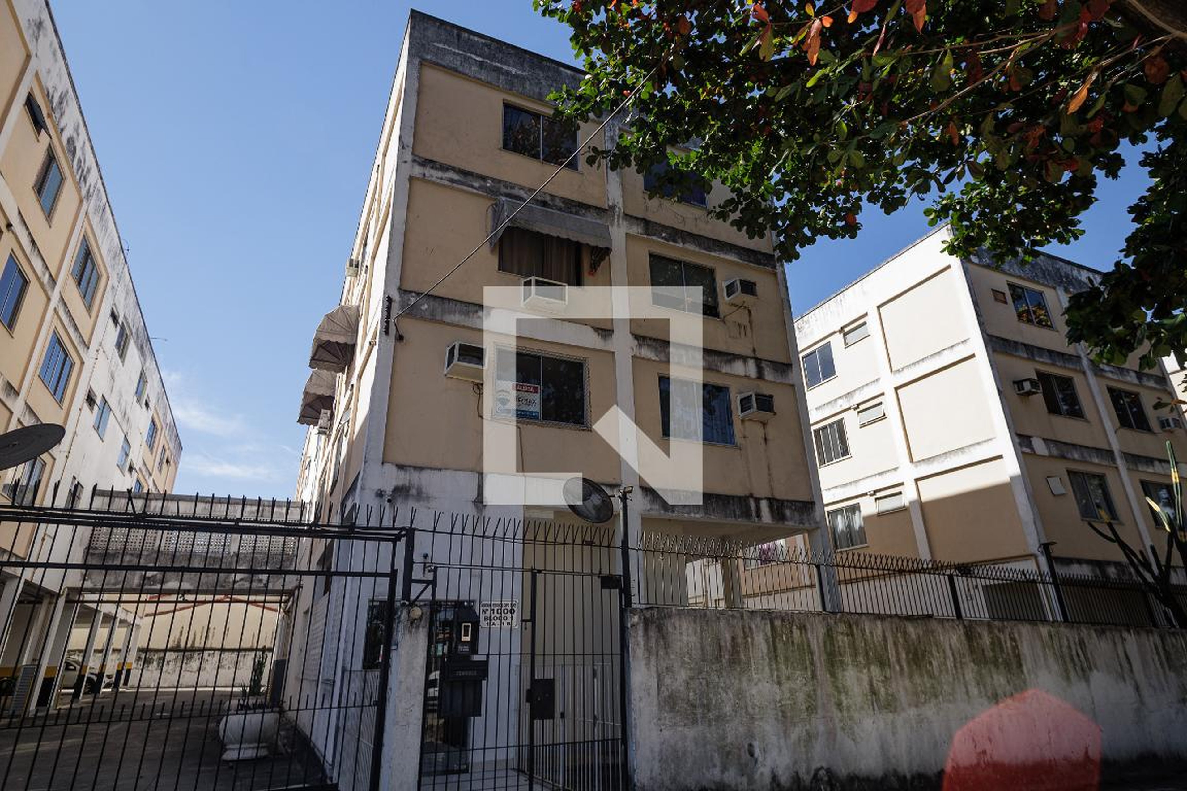 Fachada Condomínio em Estrada Rio São Paulo, 1000