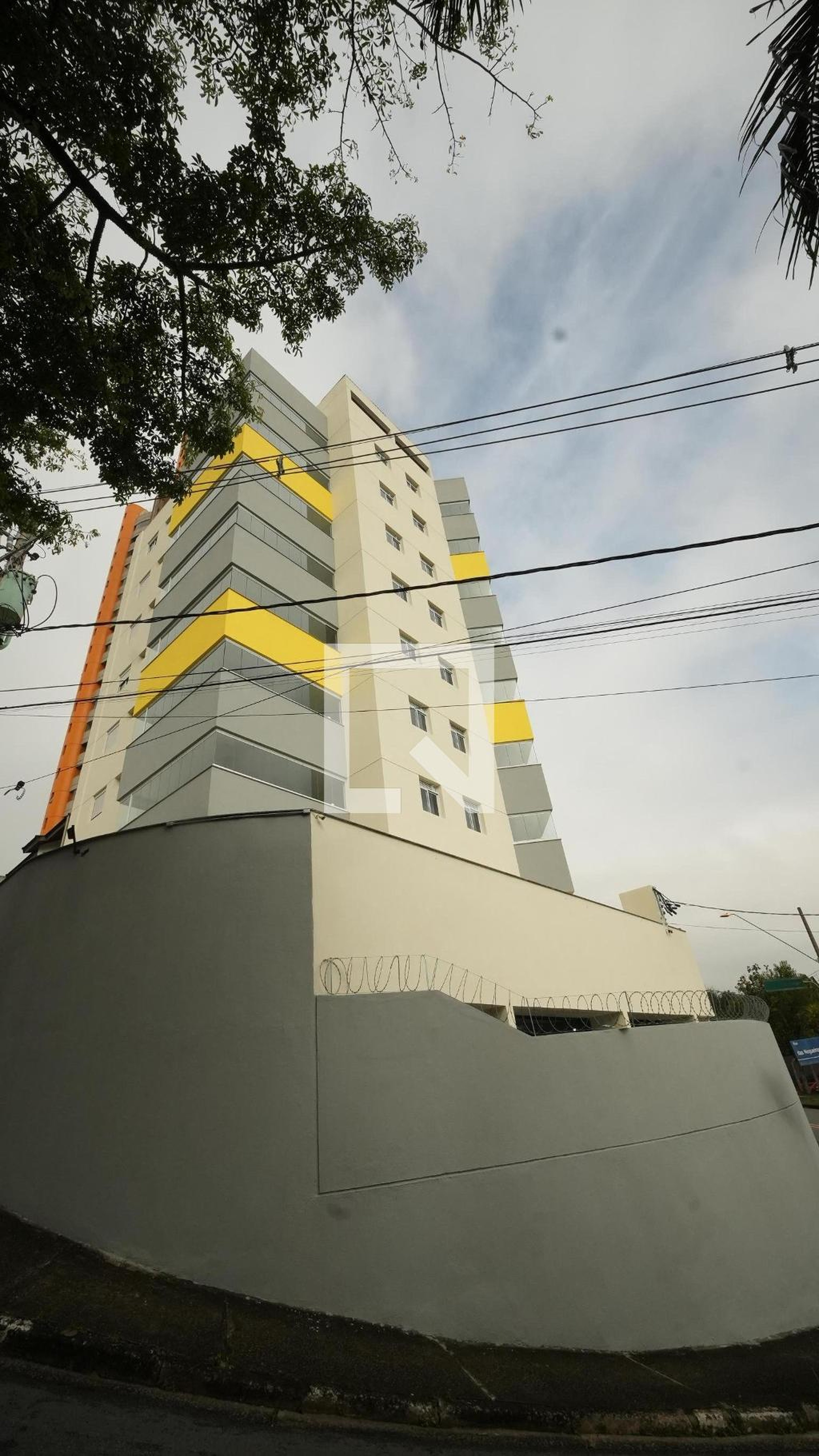 Fachada Condomínio em Rua das Nogueiras, 235
