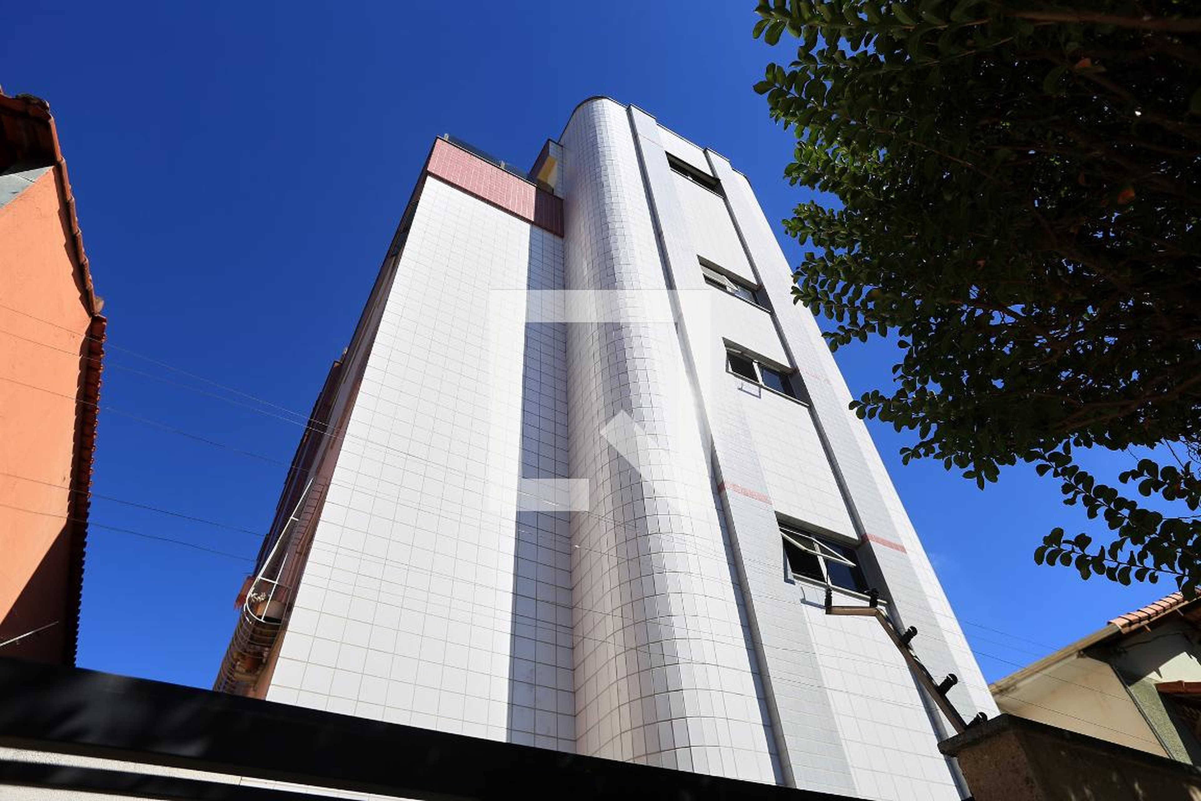 Fachada Condomínio em Rua Violeta, 596