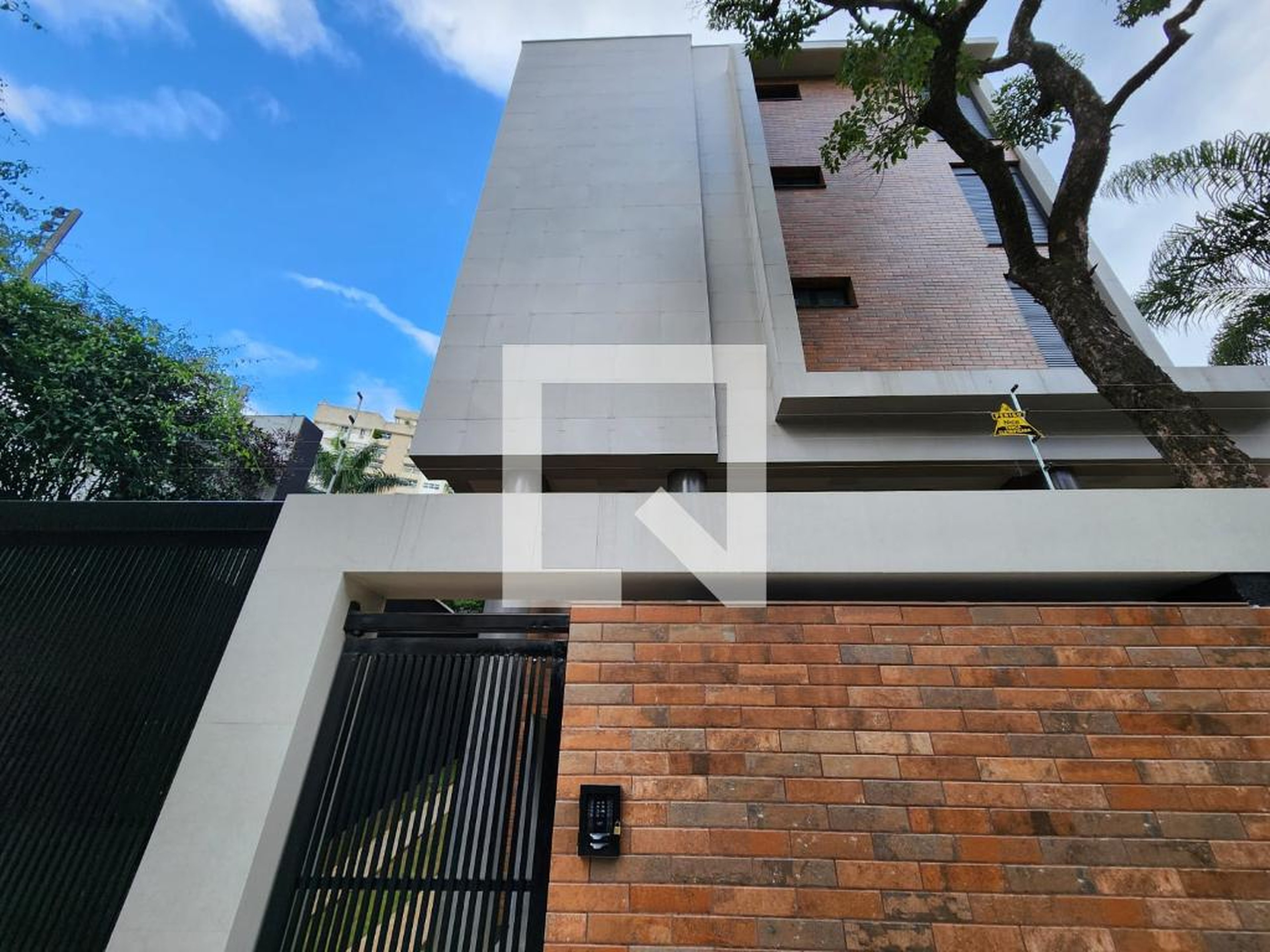 Fachada Condomínio em Rua Manoel Gomes Pereira, 102