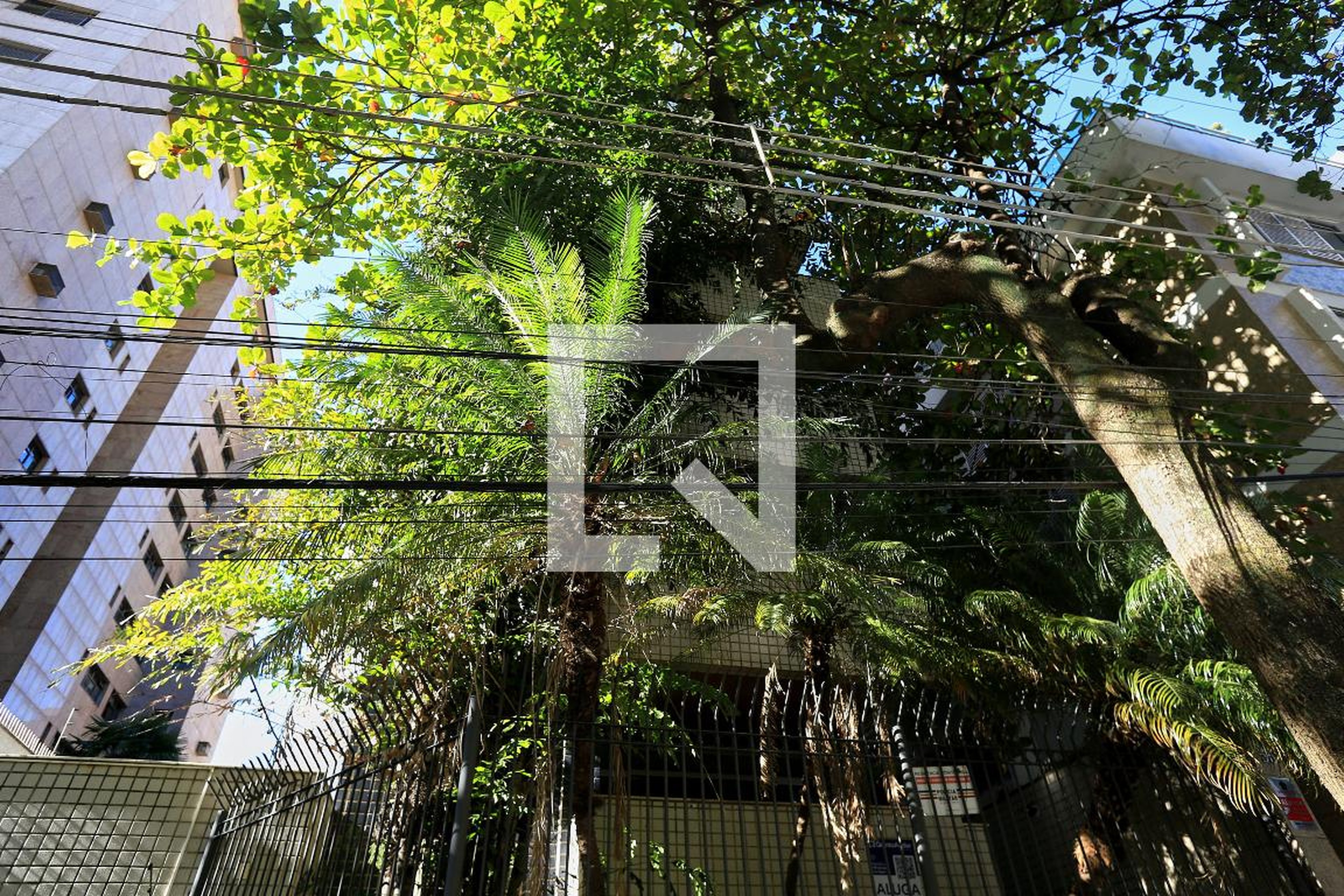Fachada Condomínio em Rua Júlio Vidal, 55