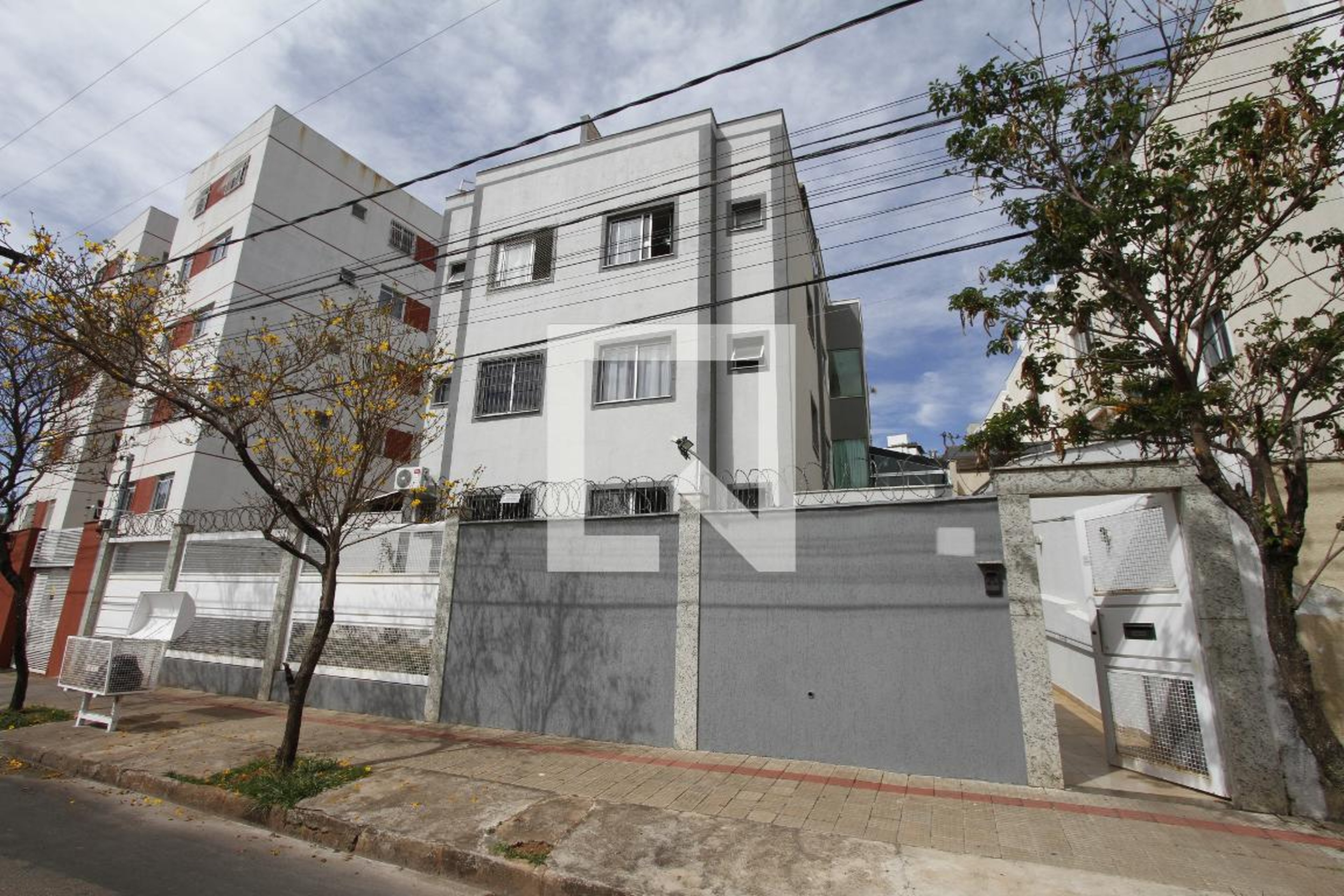 Fachada Condomínio em Rua Inácio Parreira Neves, 135