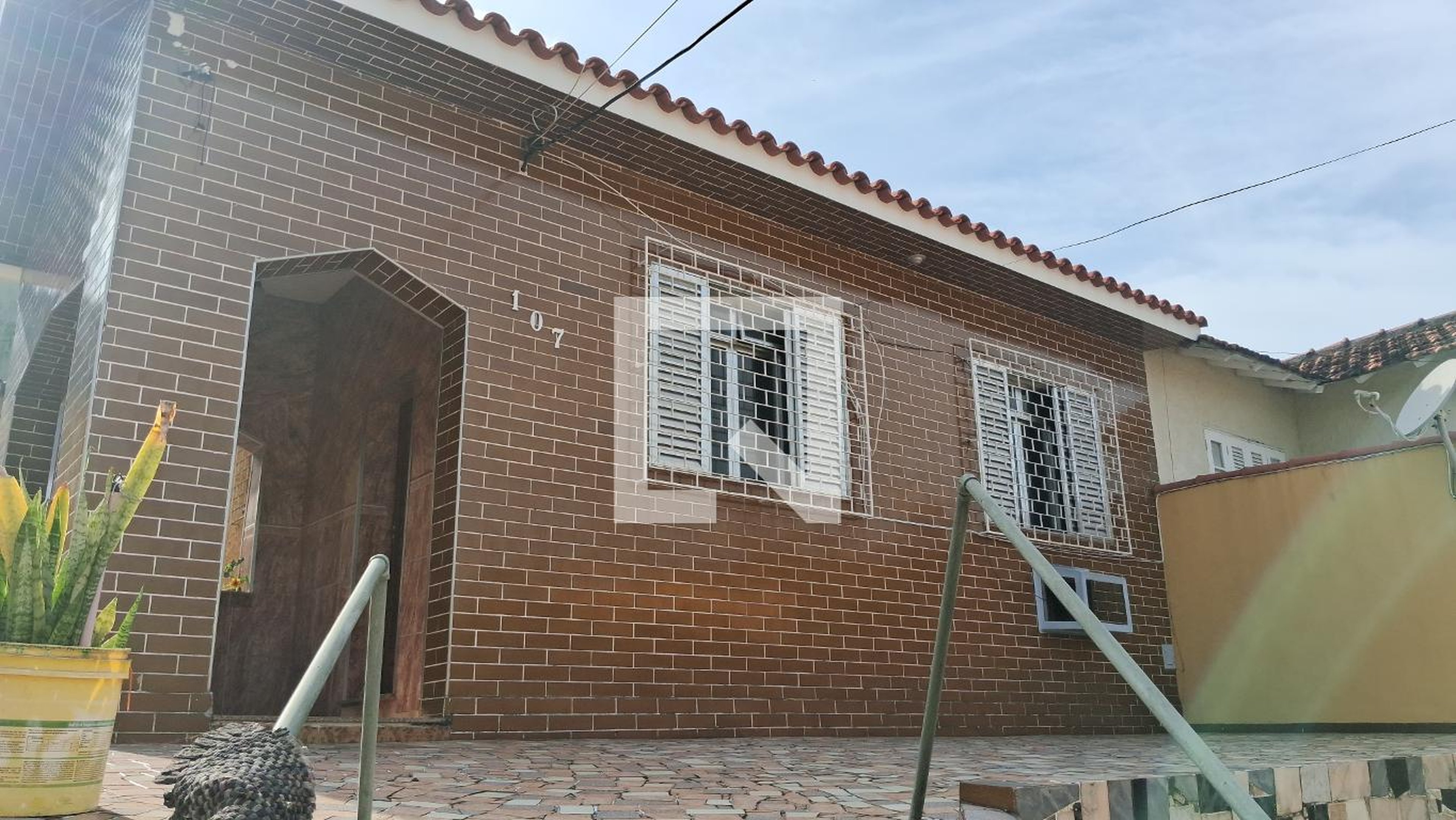 Fachada Condomínio em Rua Ferreira de Britto, 107