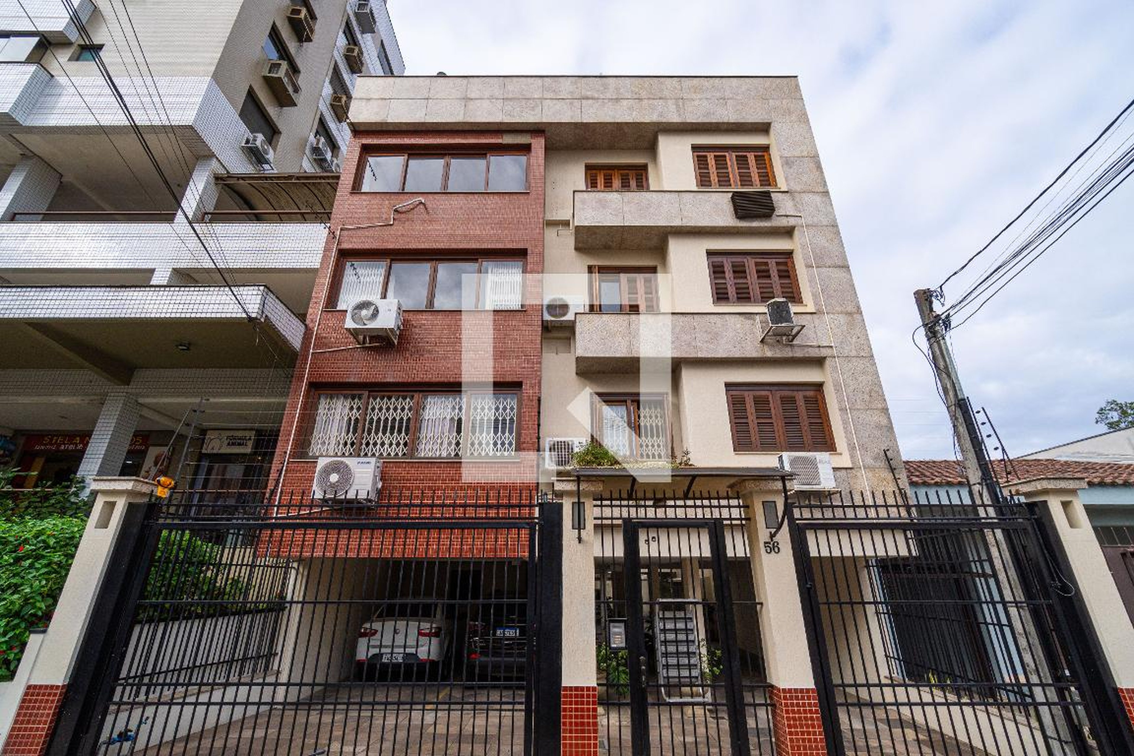 Fachada Condomínio em Rua General Pedro Bitencourt, 56