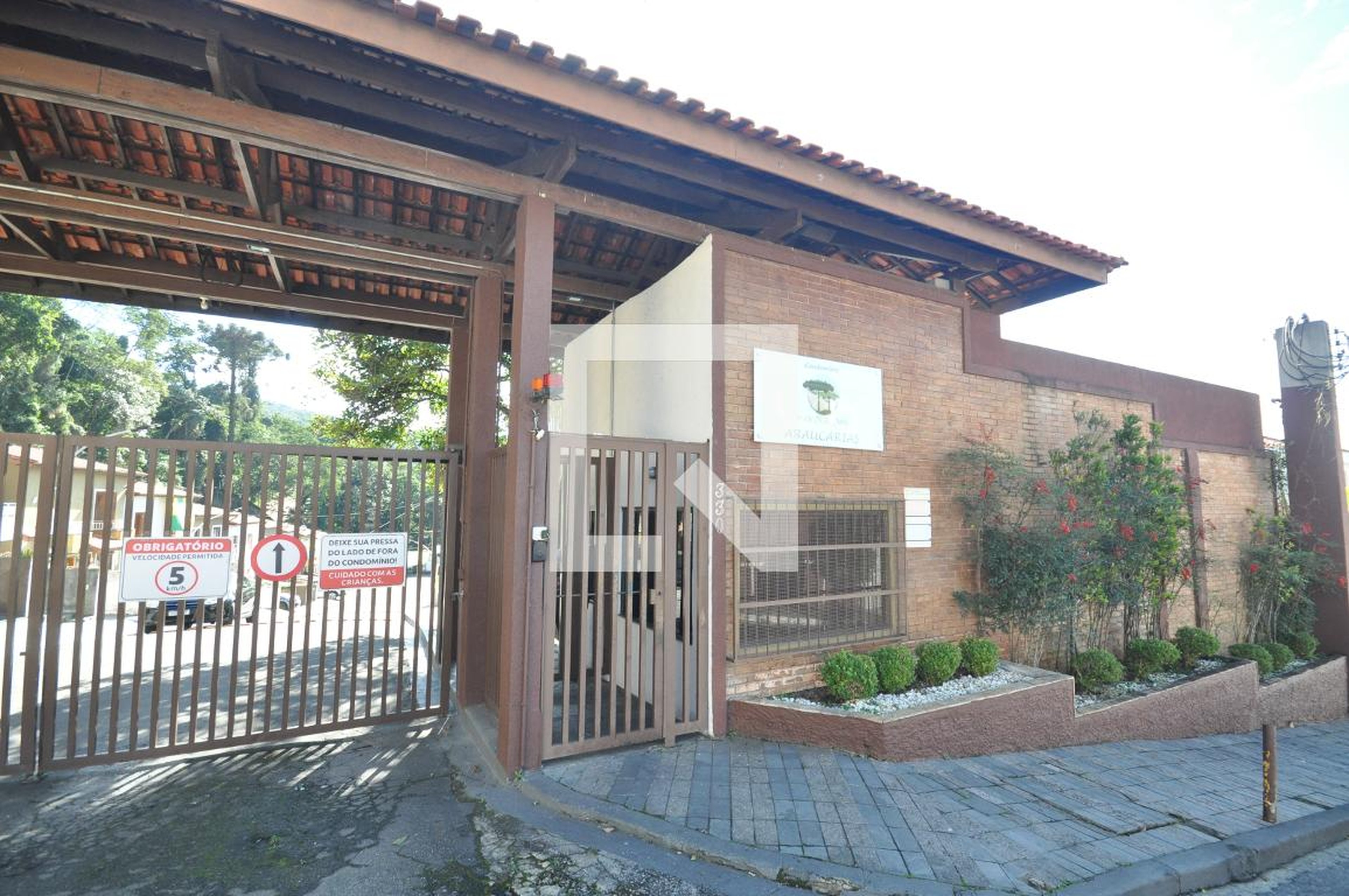 Fachada do condomínio Condomínio Parque das Araucárias