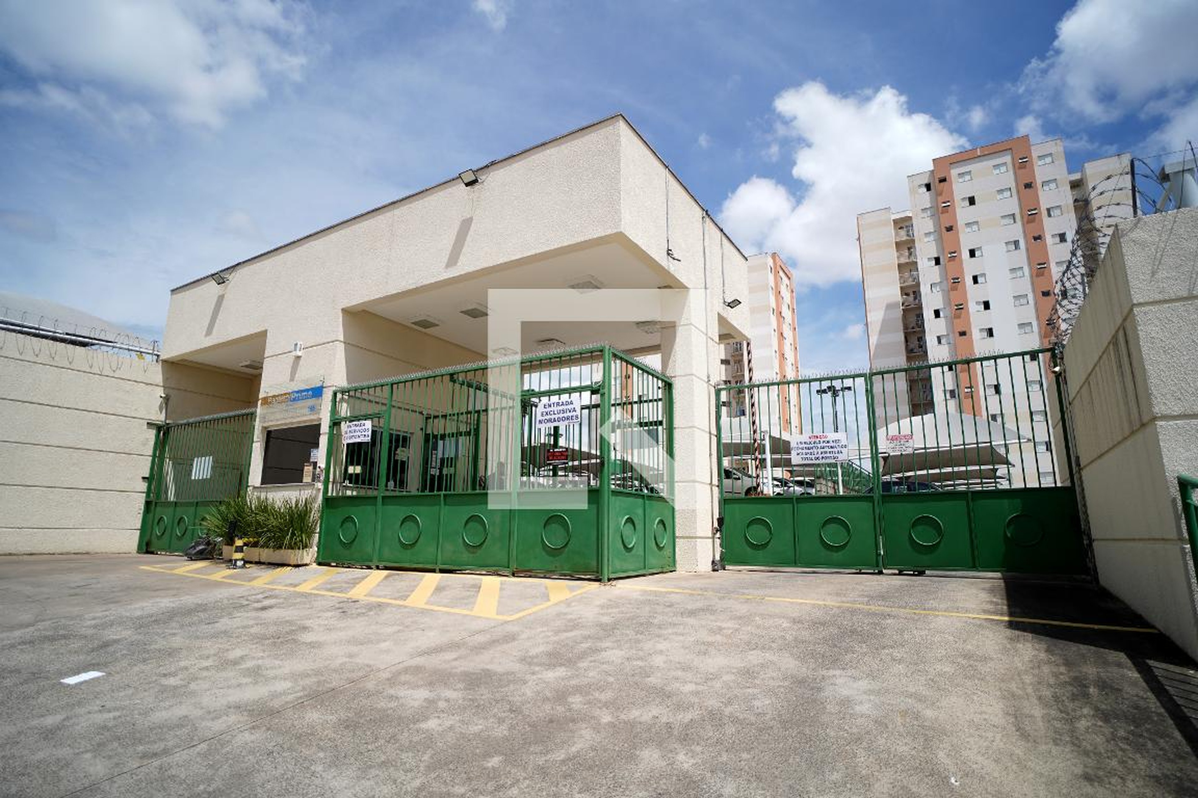 Fachada Condomínio em Rua Luiza de Carvalho, 175