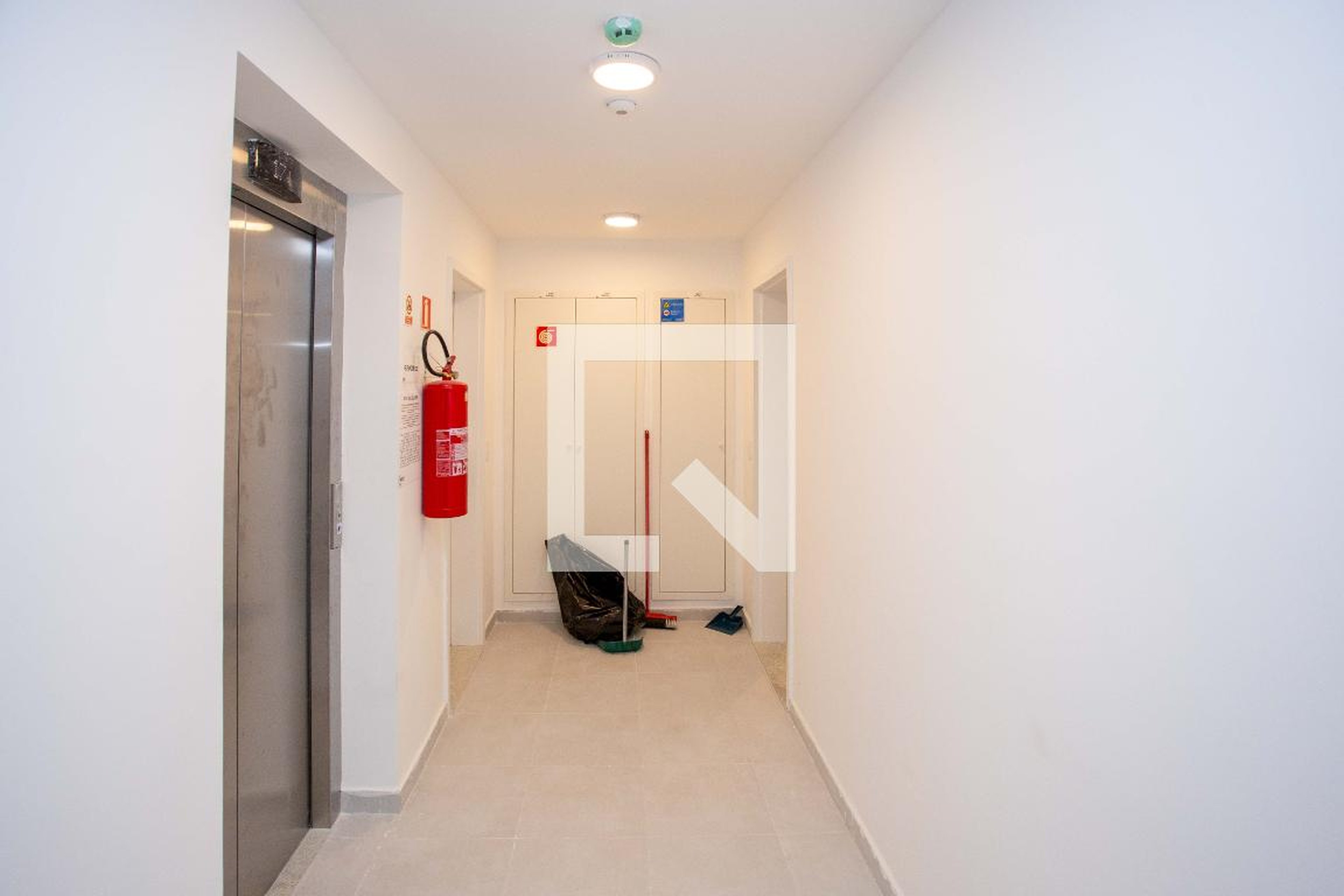 Hall de entrada Condomínio em Rua Safira, 7