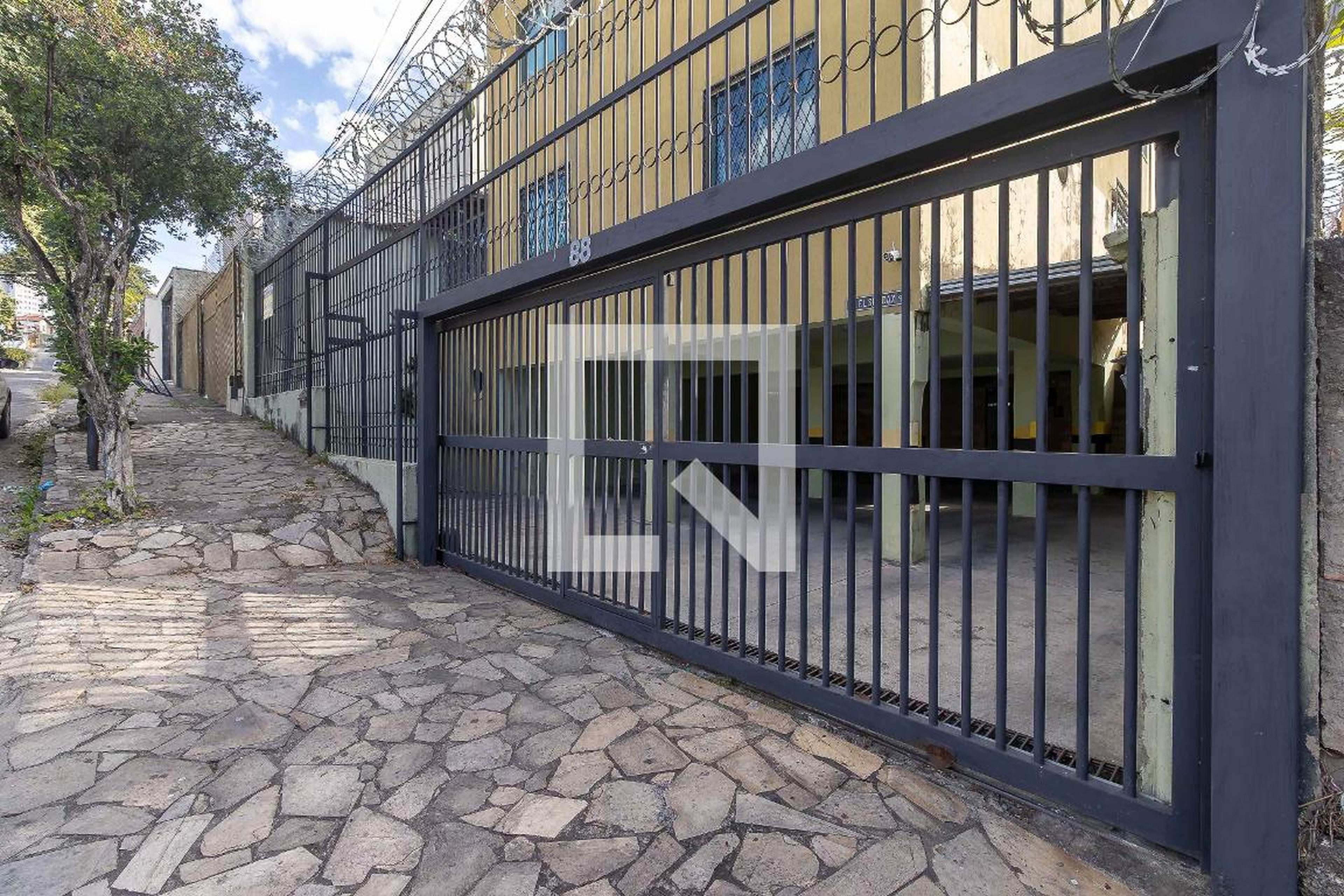 Fachada Condomínio em Rua Olbiano Sausmikat, 88