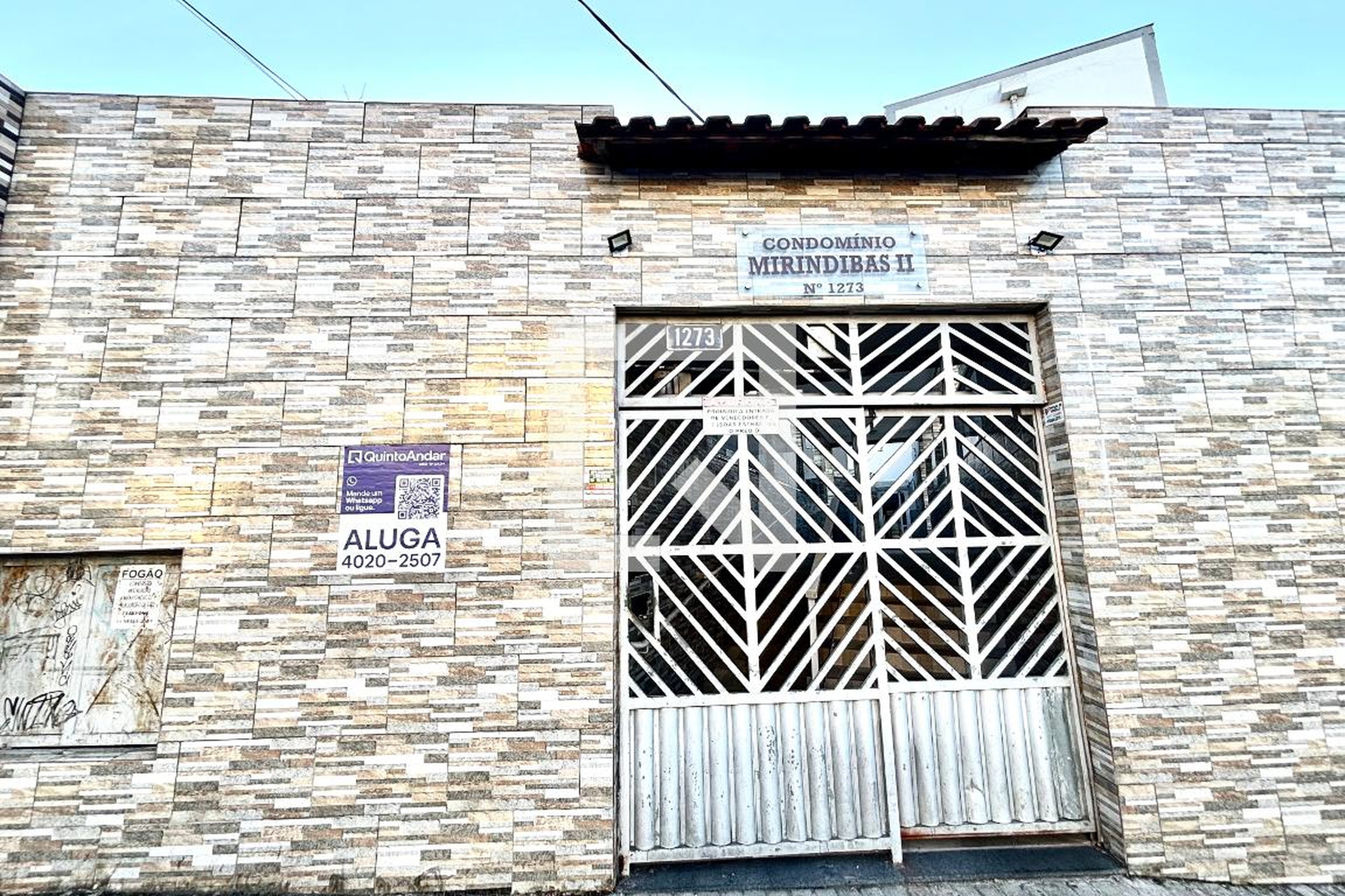 Fachada Condomínio em Rua Virgínia Ferni, 1273