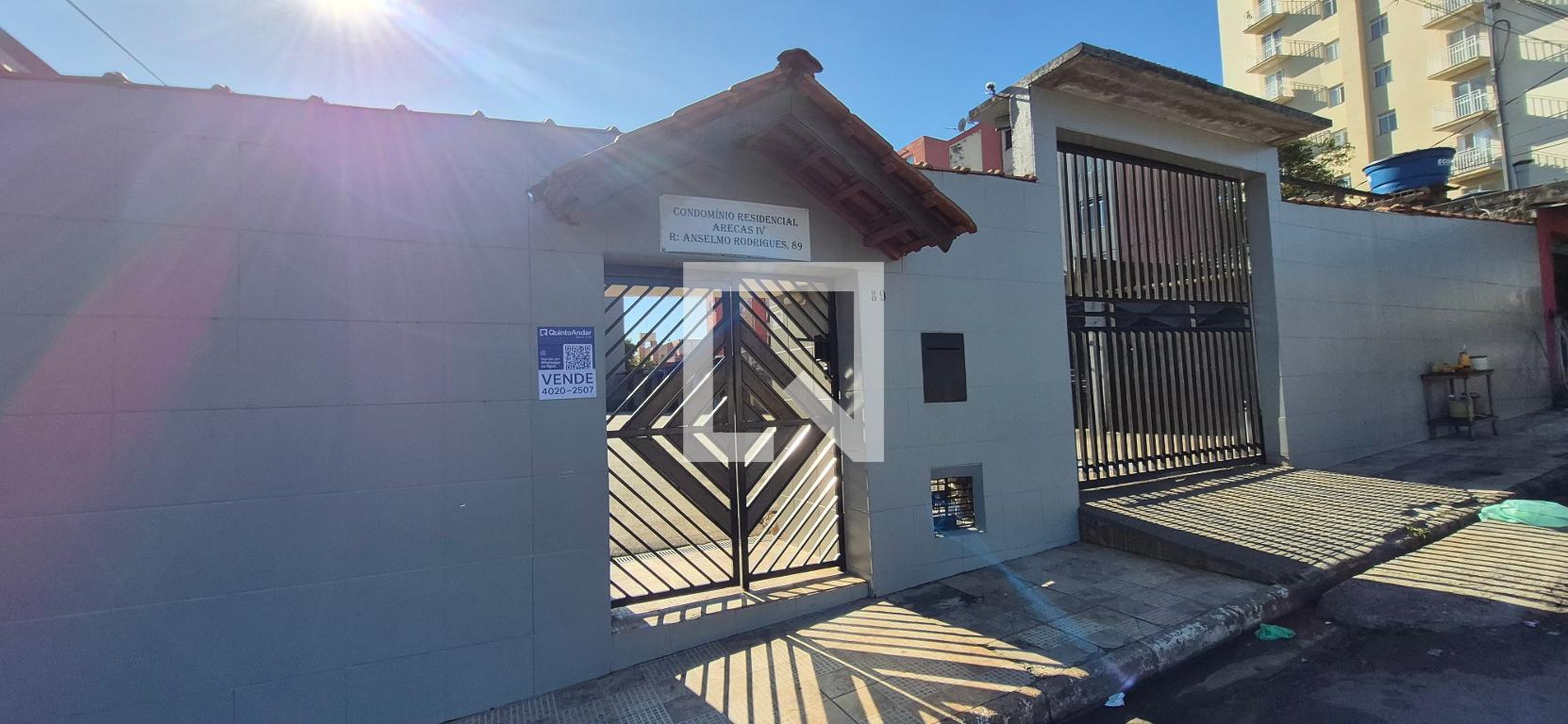 Fachada Condomínio em Rua Anselmo Rodrigues, 89