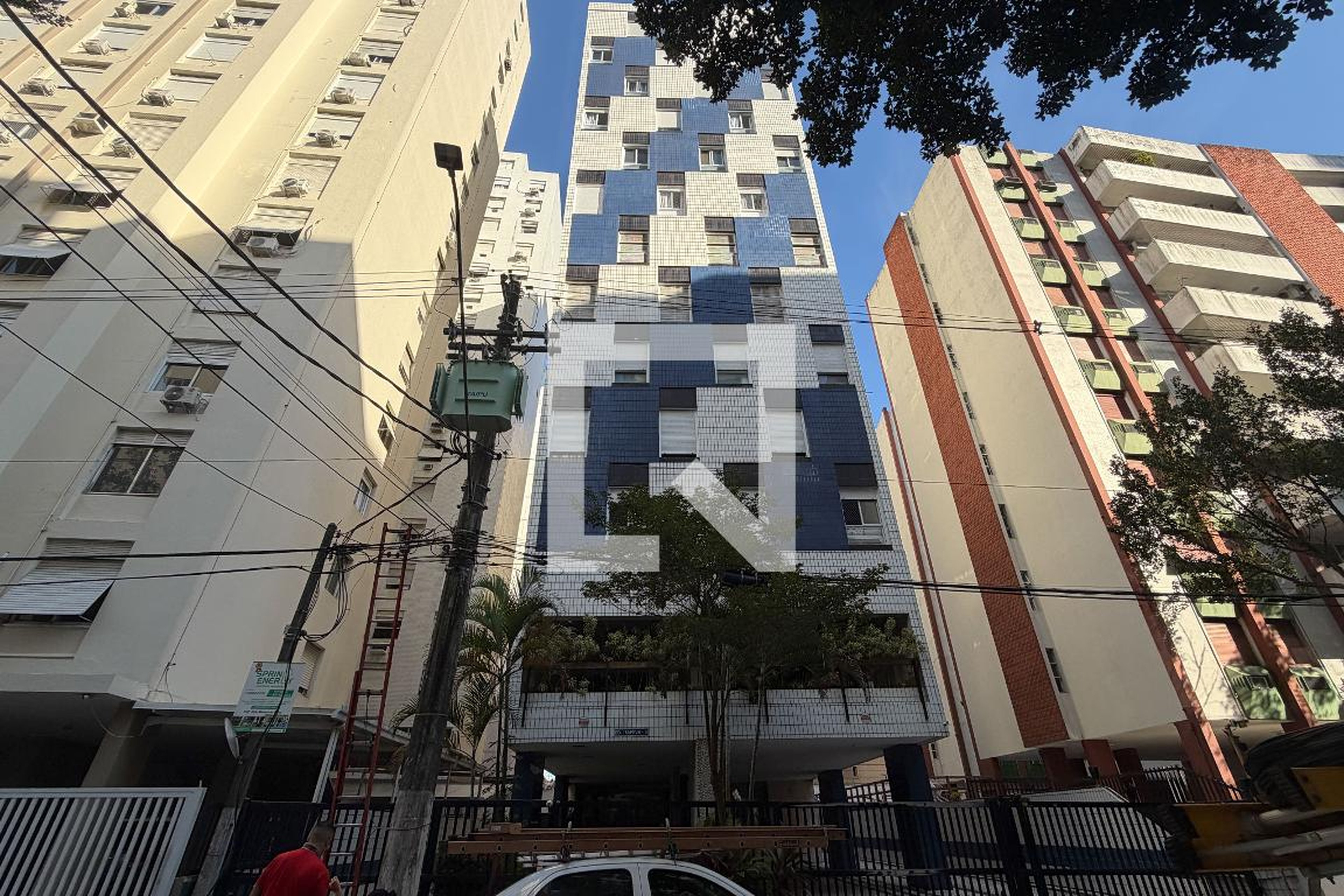 Fachada Condomínio em Rua Doutor Alamir Martins, 5