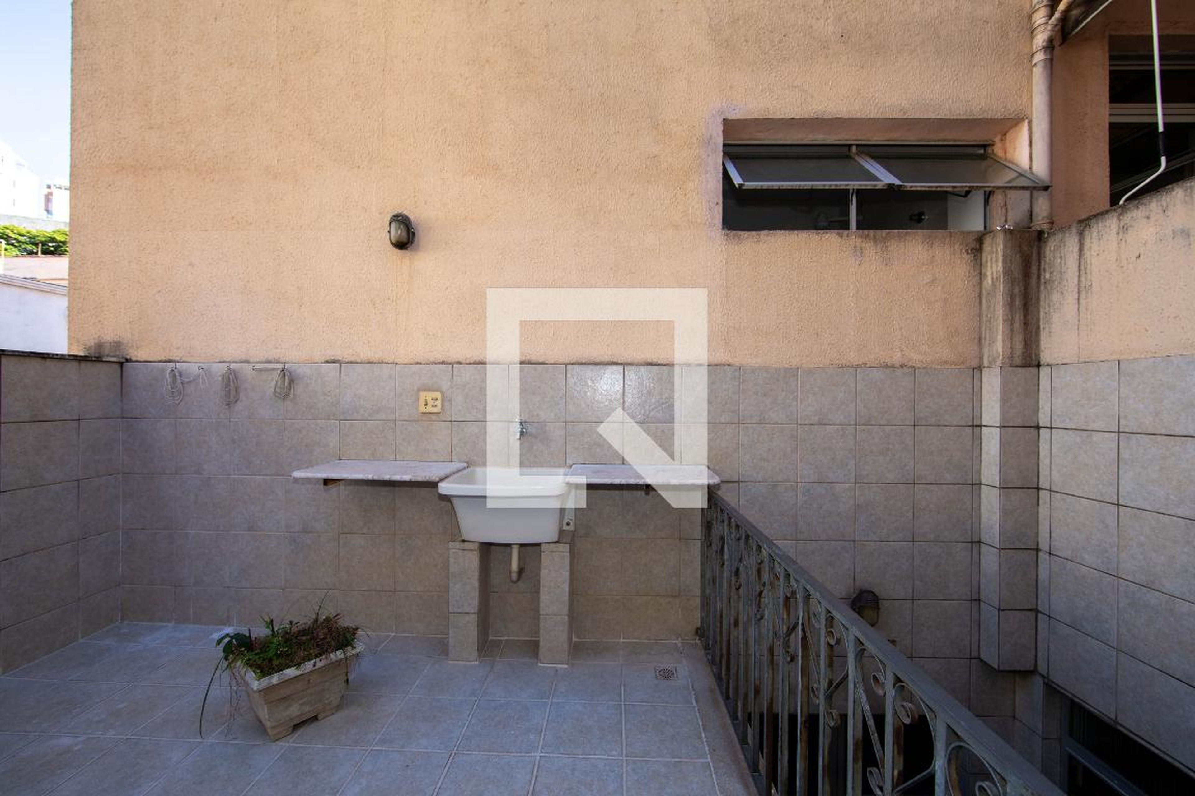 AREA EXTERNA Condomínio em Rua Benvinda de Carvalho, 86