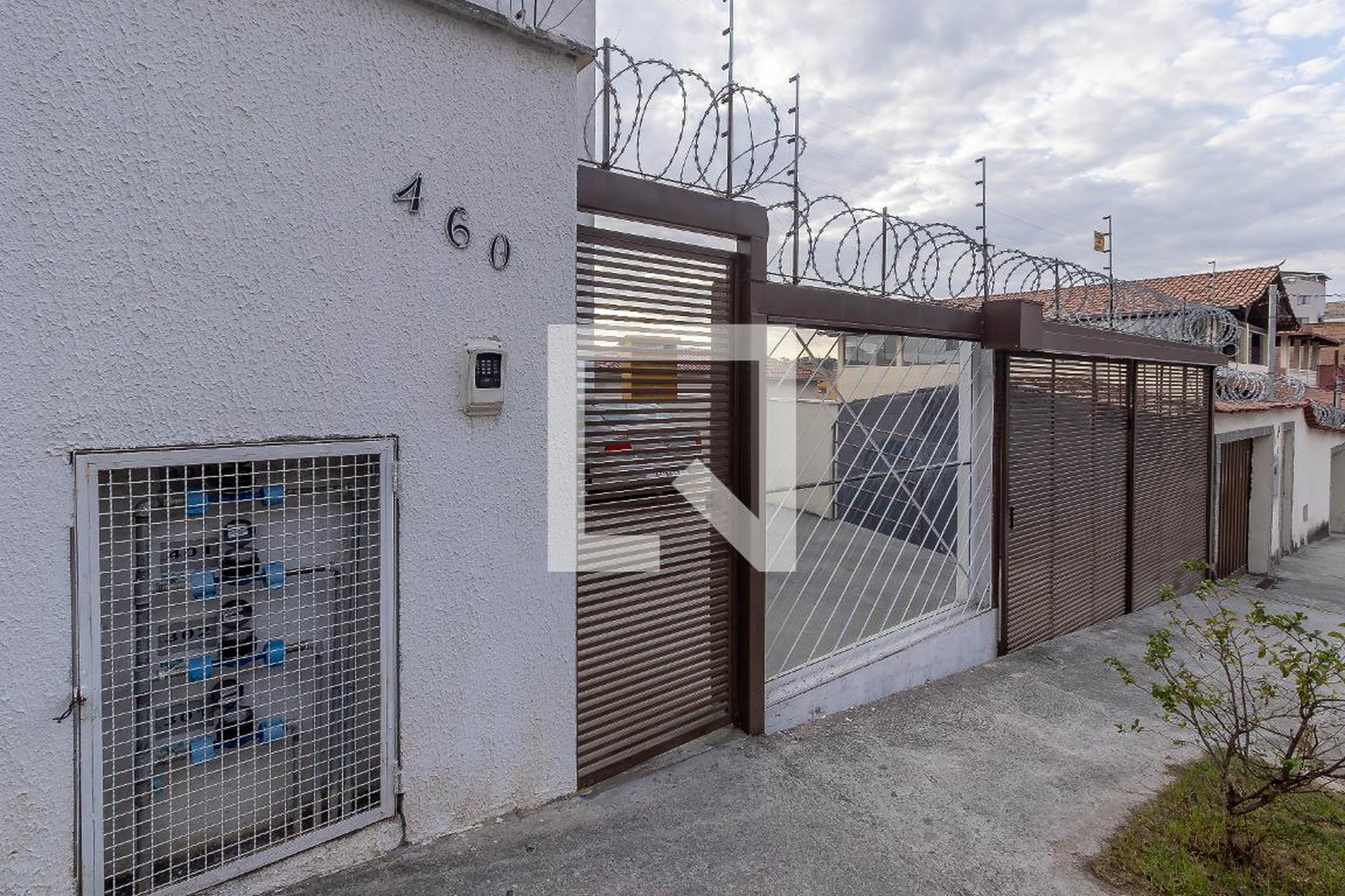 Fachada Condomínio em Rua Maria Ambrósia de Sá, 460