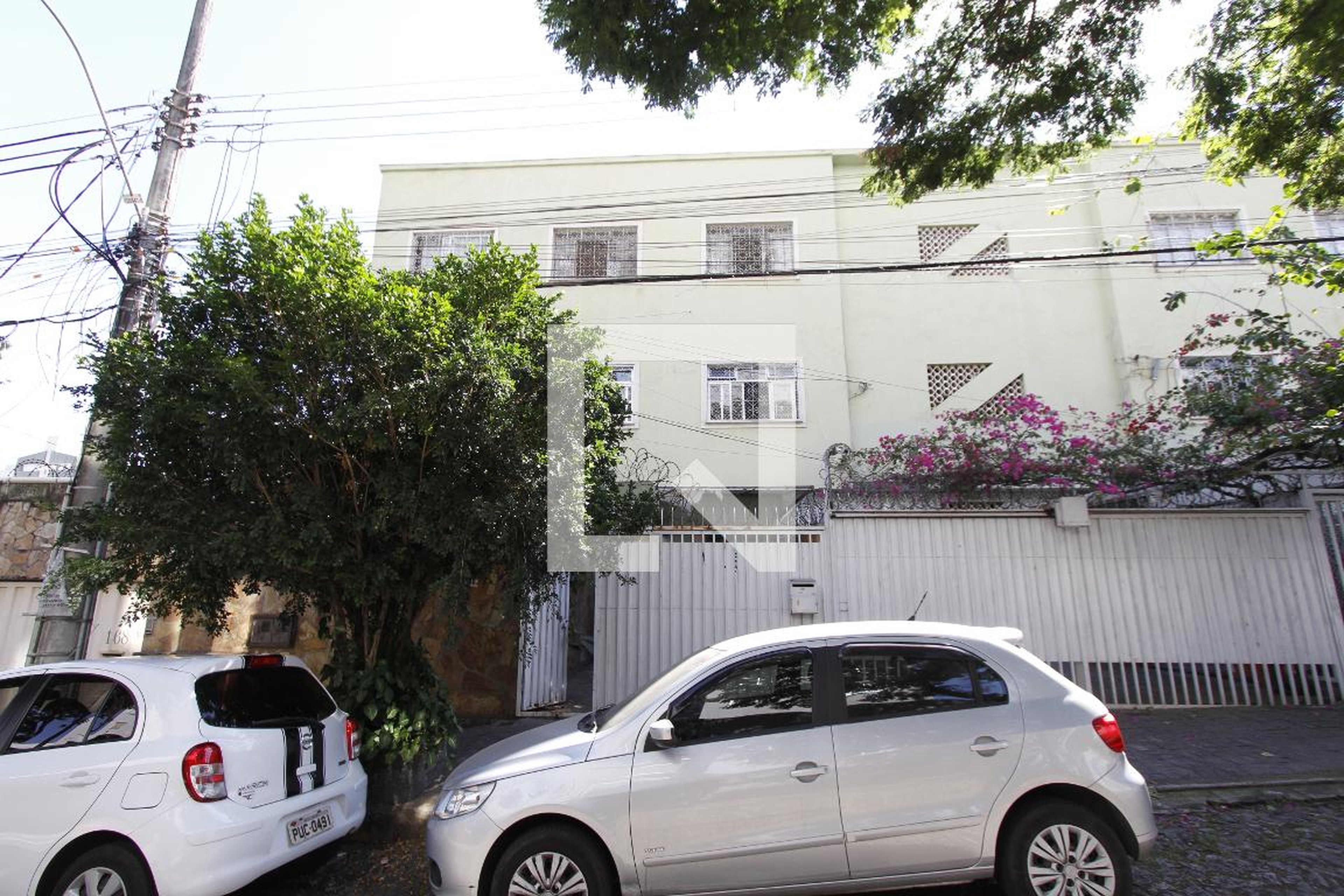 Fachada Condomínio em Rua Alves Pinto, 168