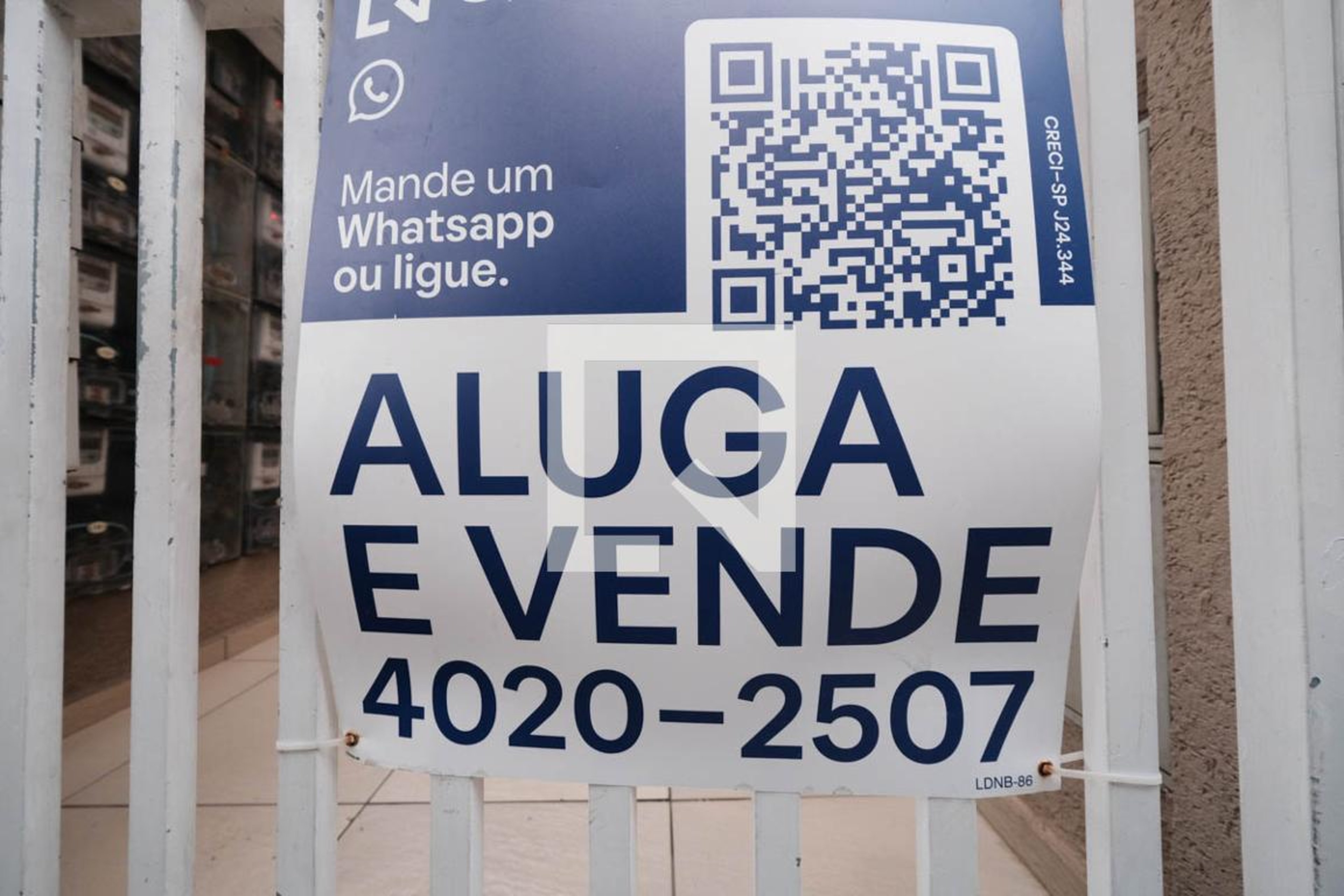 Fachada Condomínio em Rua Alberto Flores, 52