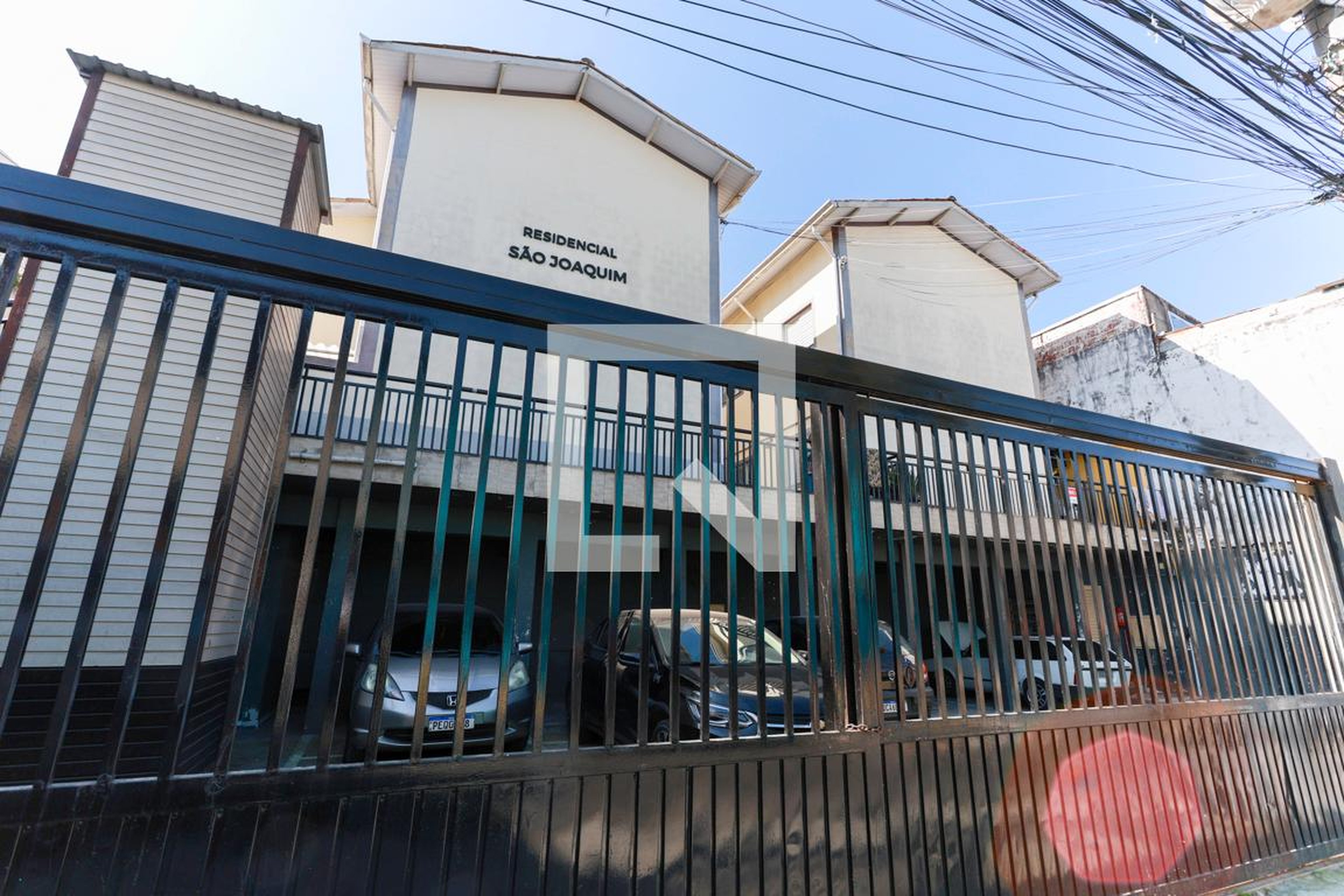 Fachada do prédio Condomínio em Rua Eduardo Vieira de Melo, 90