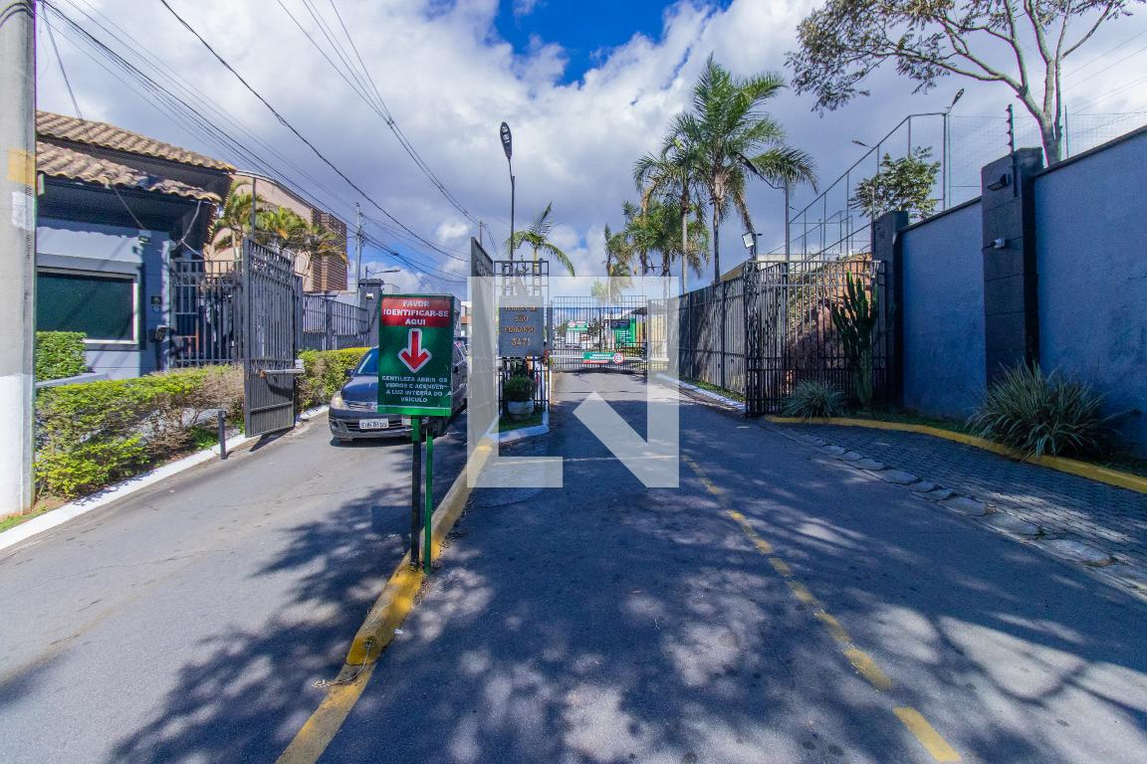 Fachada do condomínio Condomínio em Al Murilo Robles Escolástico, 293