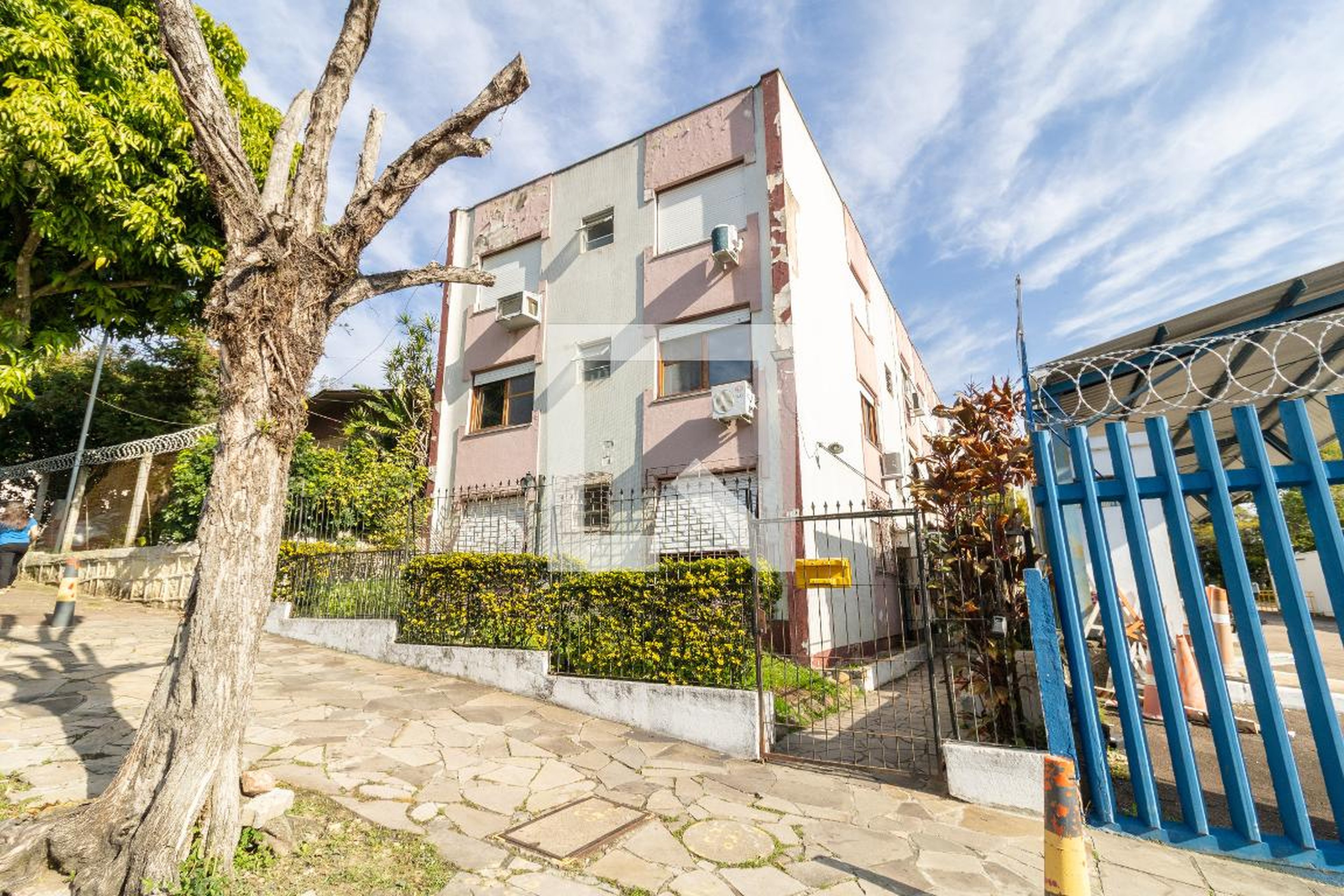 Fachada Condomínio em Rua Monroe, 67