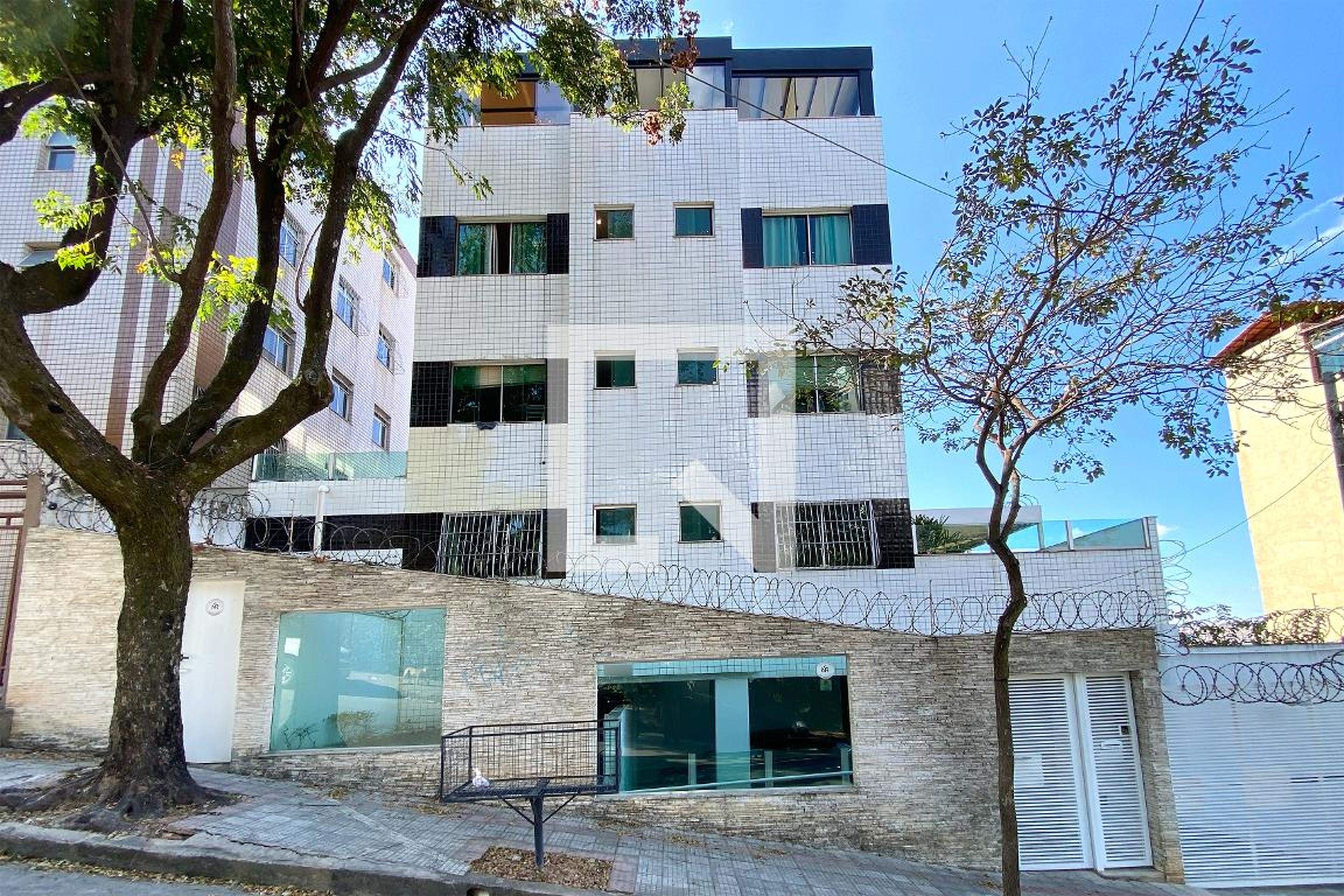 Fachada Condomínio em Rua Iracema Souza Pinto, 110