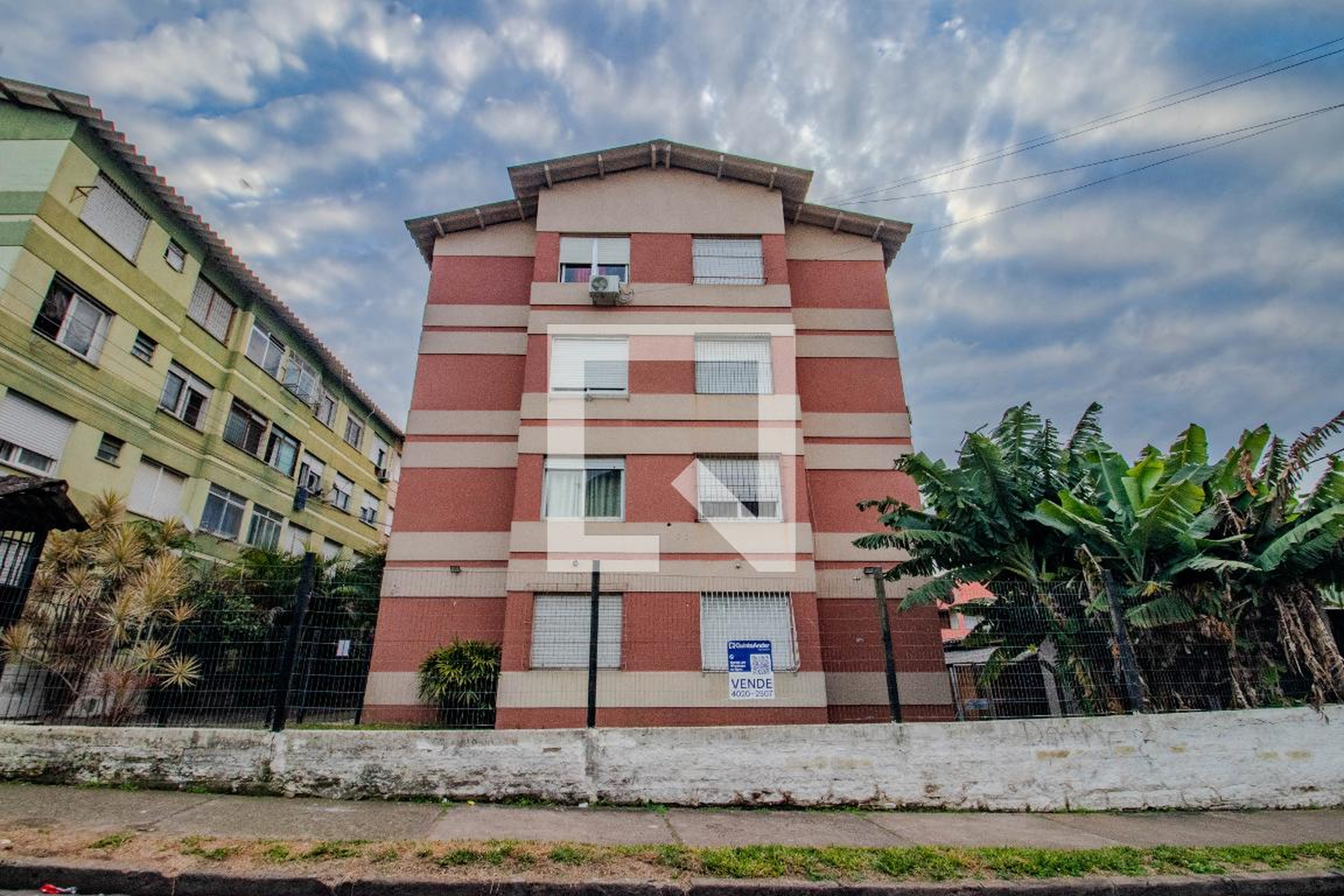 Fachada Condomínio em Rua Saturnino Vanzelotti, 20