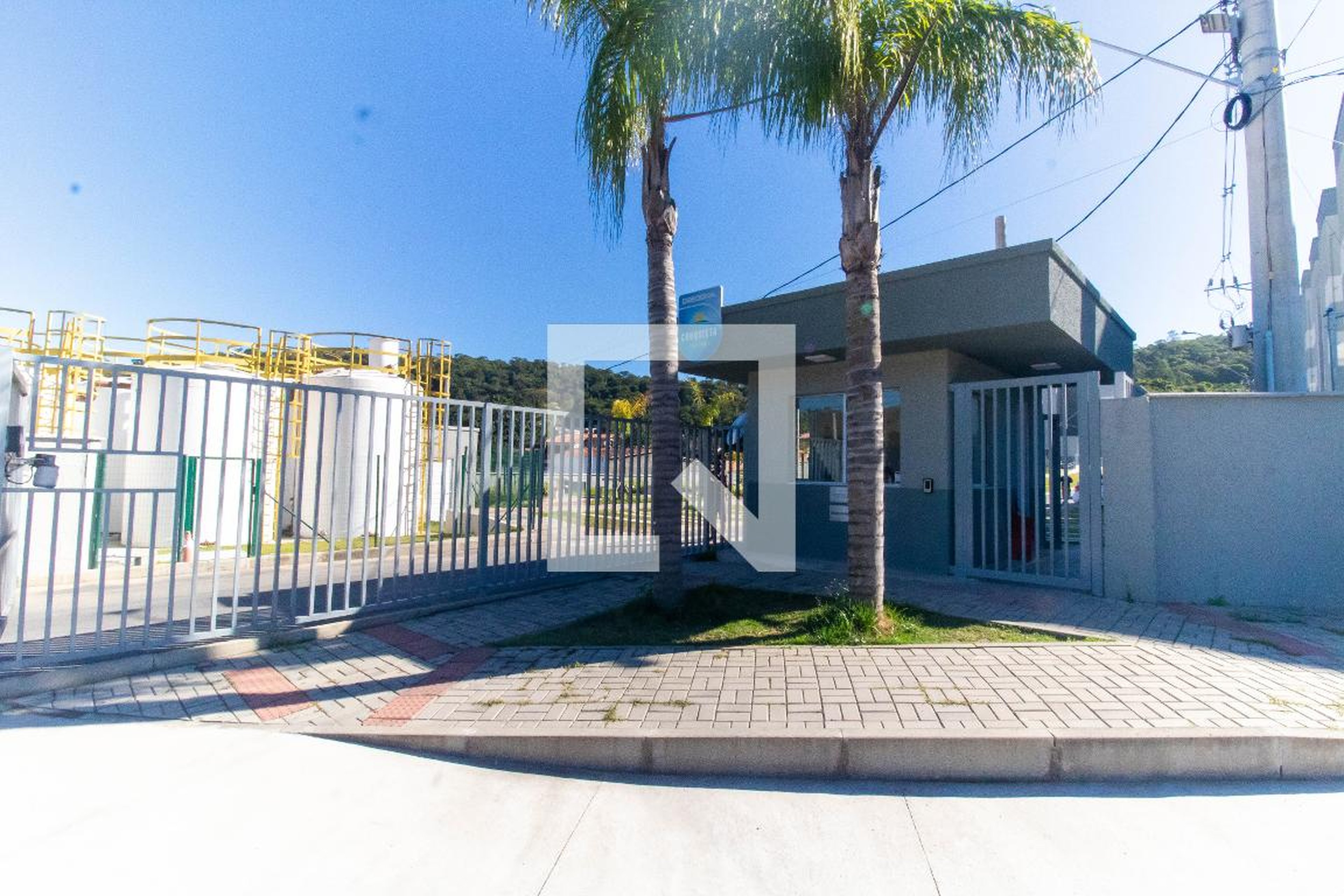 Fachada Condomínio em RJ-106, 0