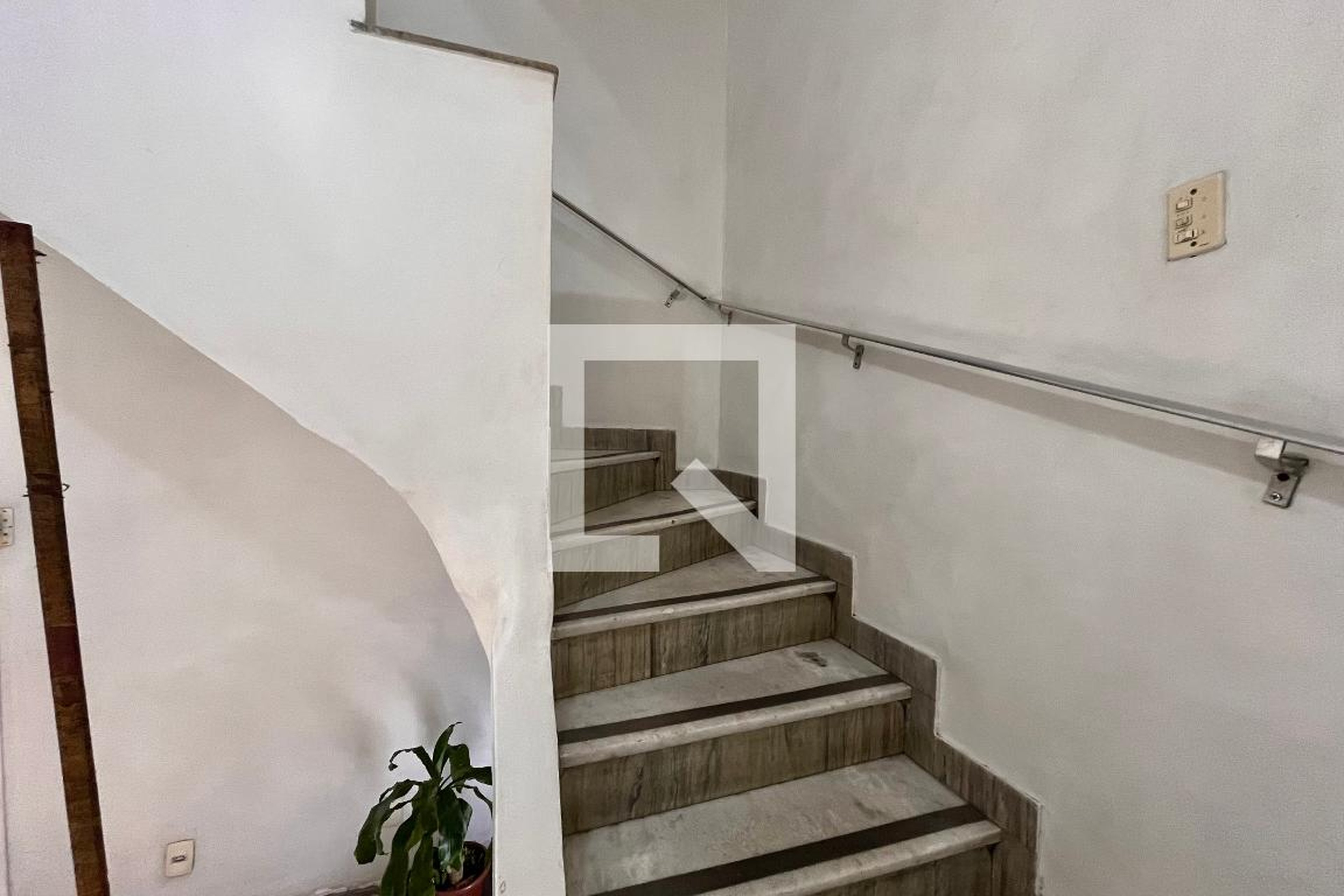 Hall de entrada Condomínio em Rua Gomes Carneiro, 112