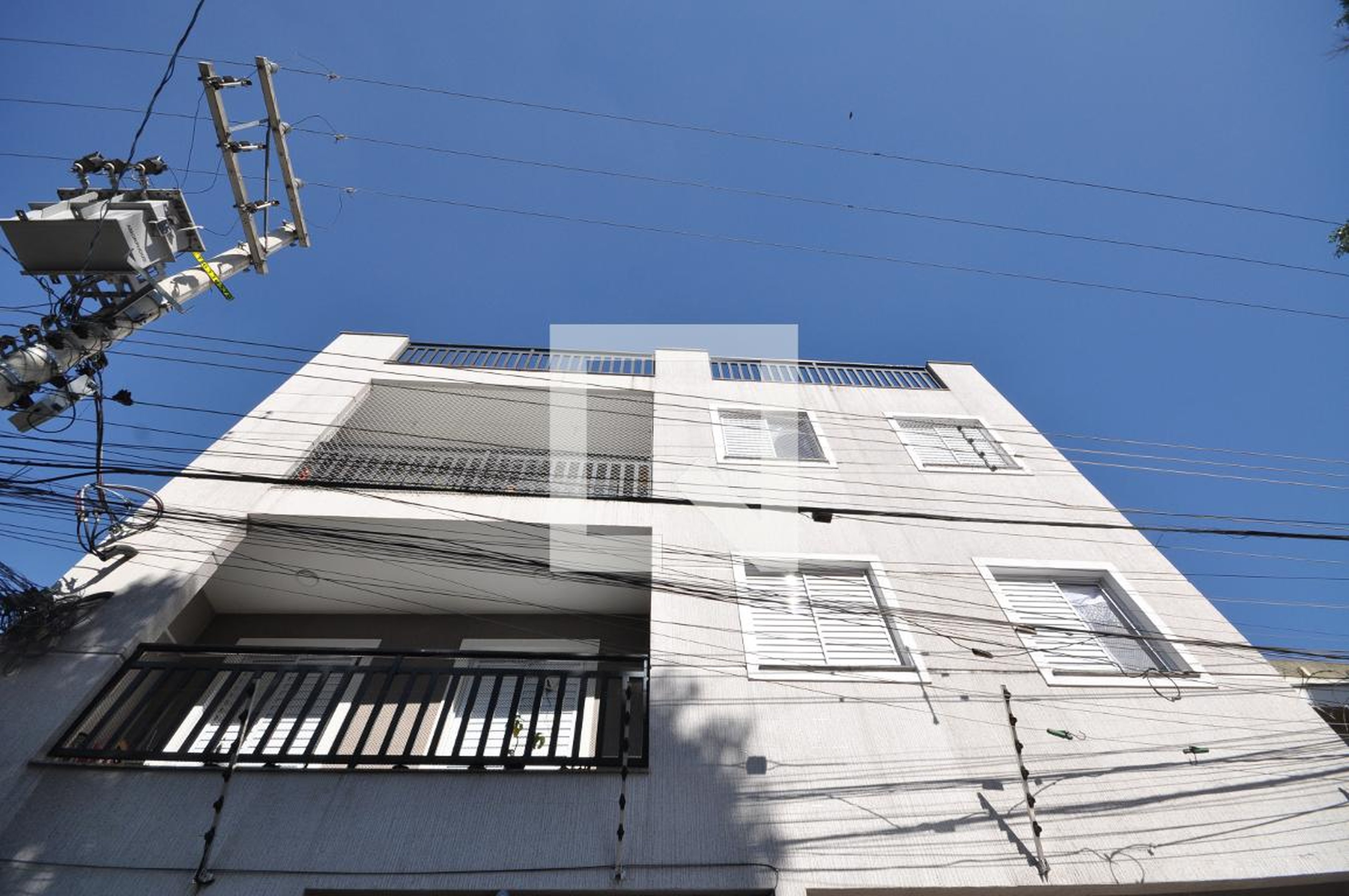 Fachada Condomínio em Rua Roque de Paula Monteiro, 31
