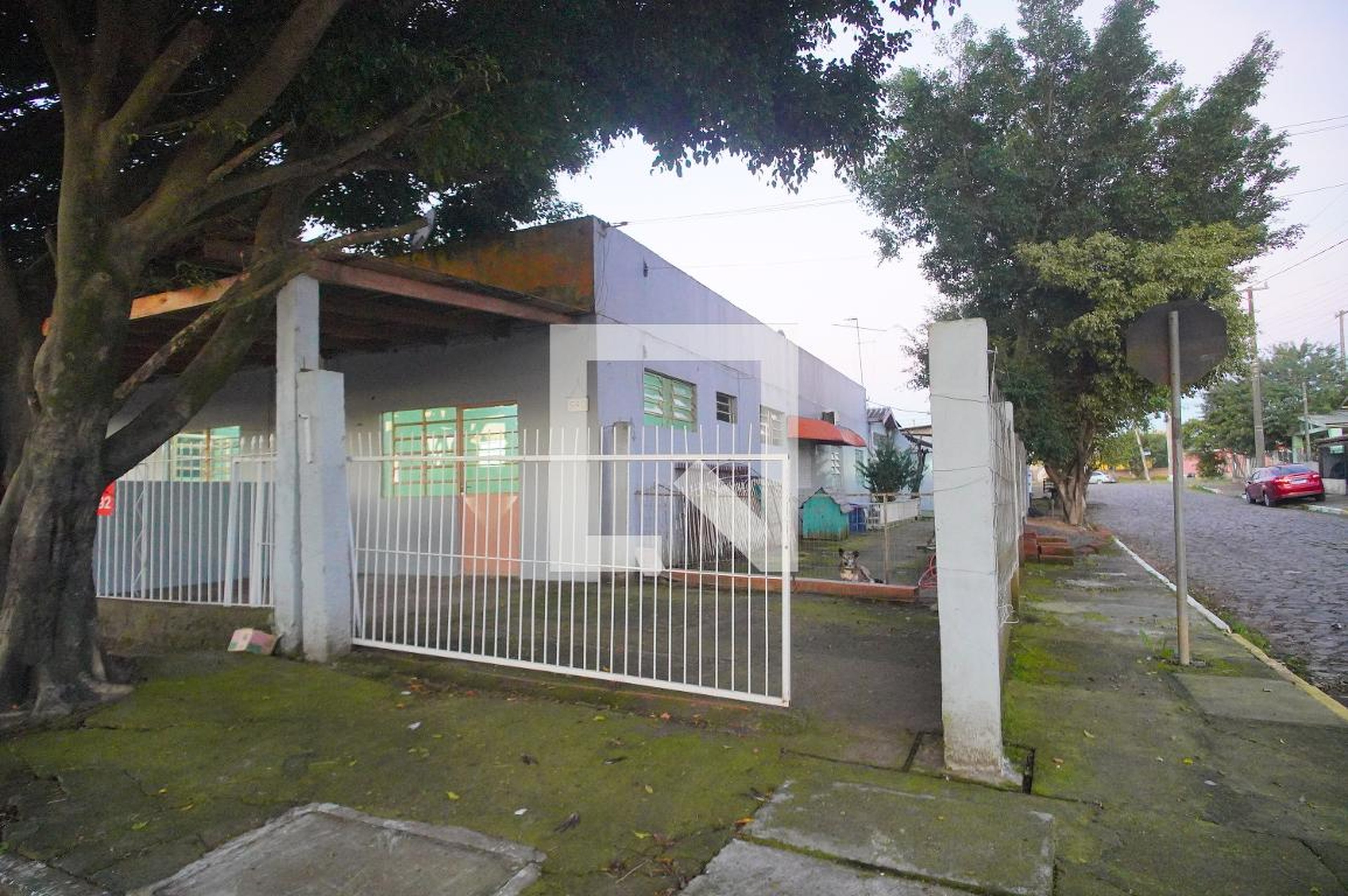 Fachada Condomínio em Rua Ferrabraz, 570