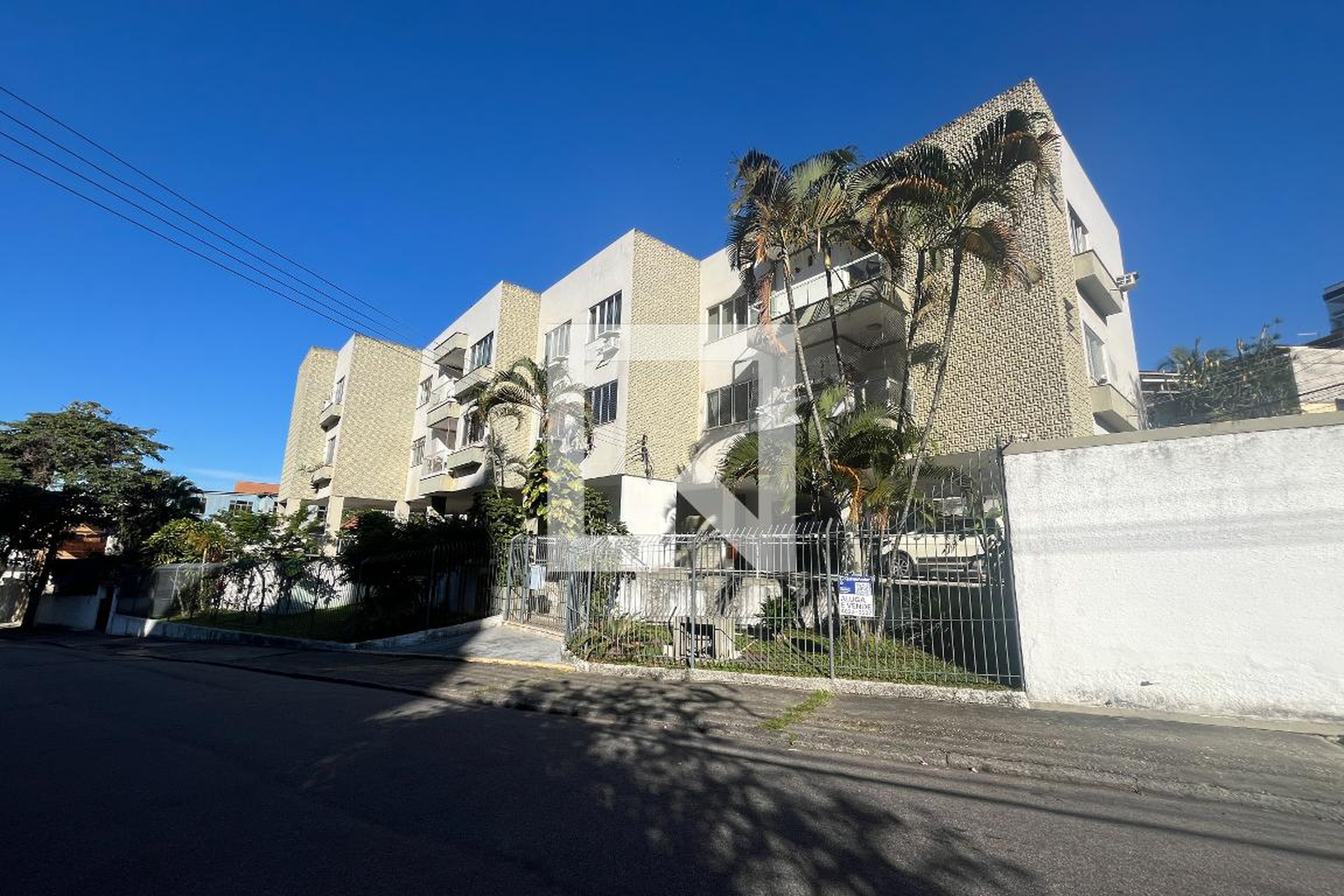 Fachada Condomínio em Rua Carmem Miranda, 245