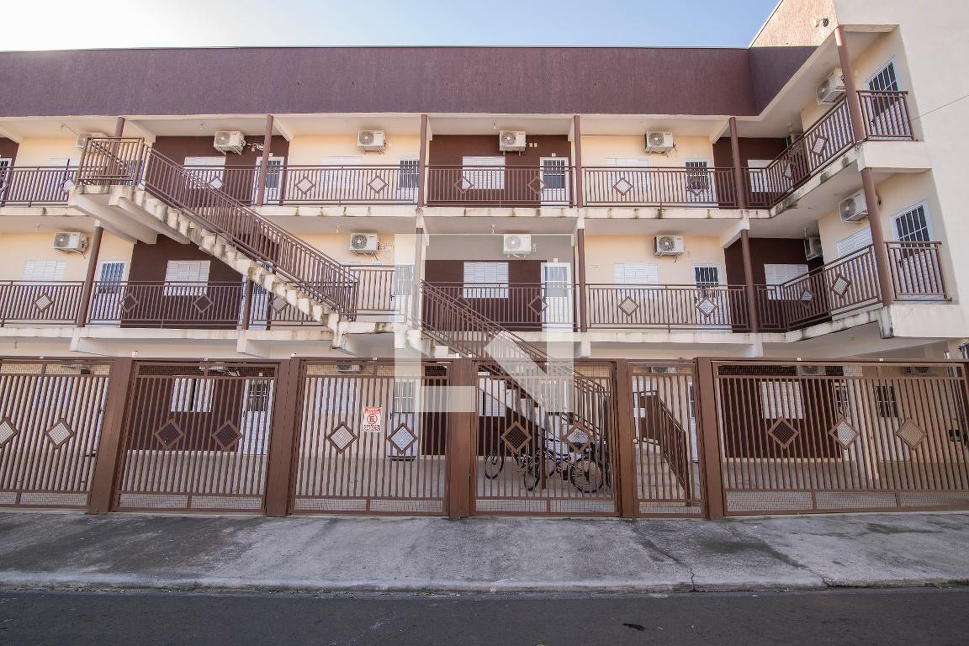 Fachada do Condomínio Condomínio em Rua Maria Bernardes, 413