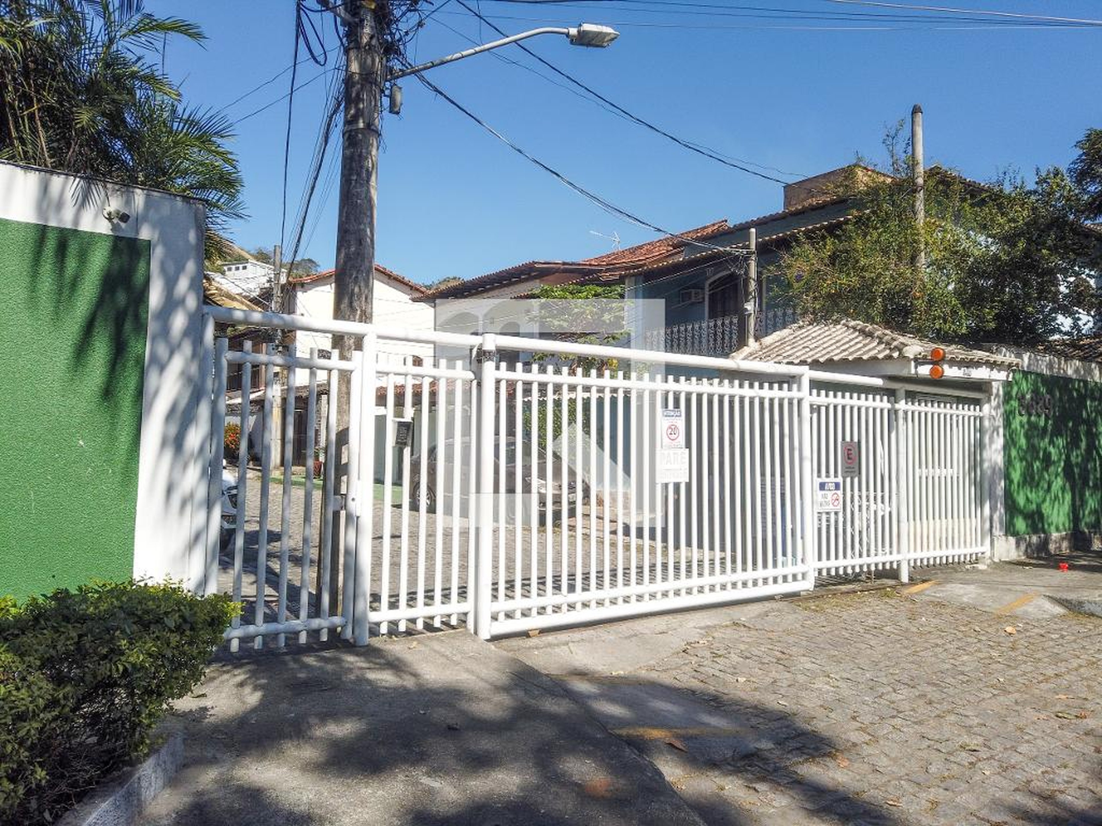 Fachada do Condomínio Condomínio em Estrada do Rio Grande, 3689