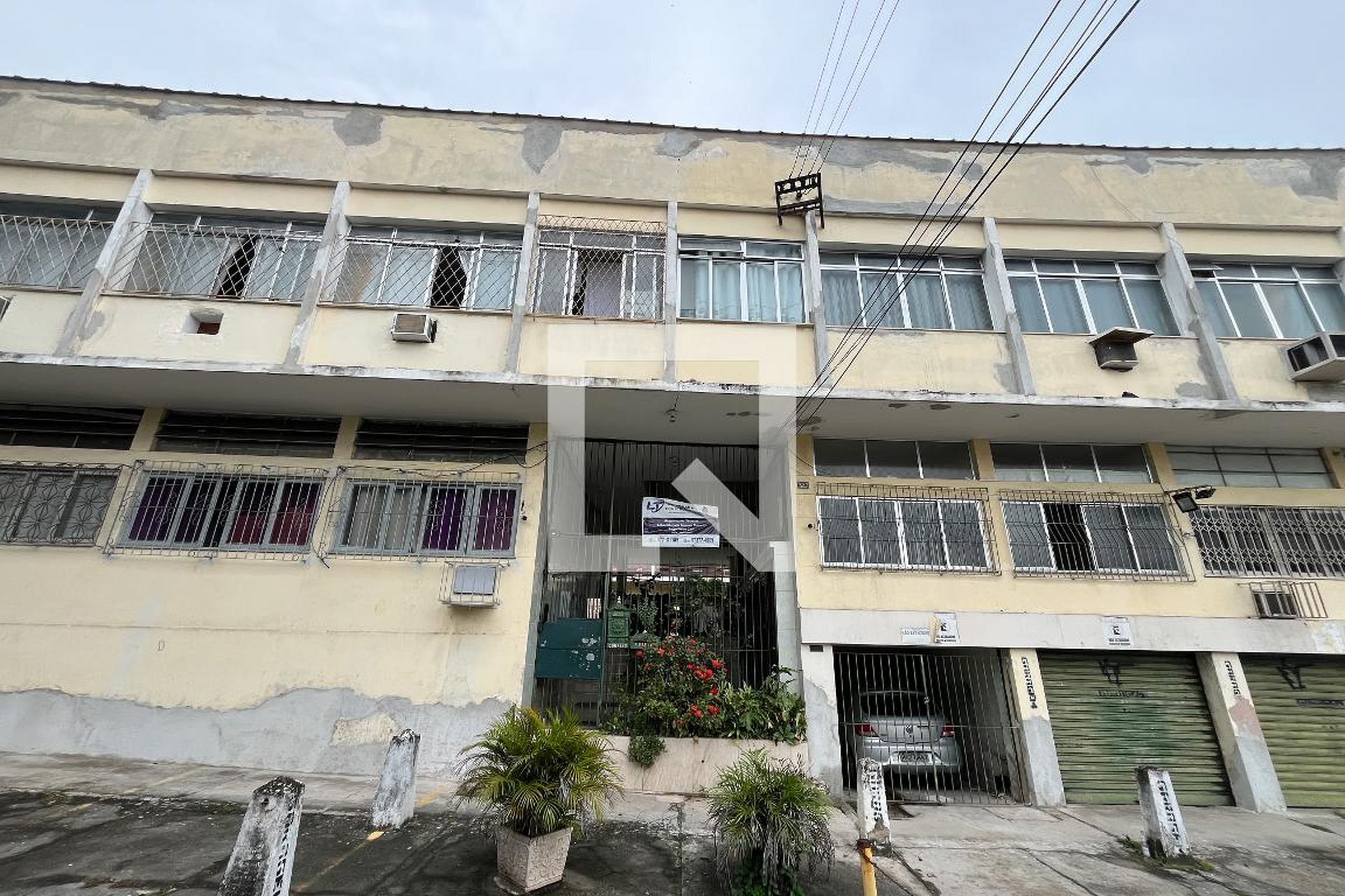 Fachada Condomínio em Estrada da Bica, 327