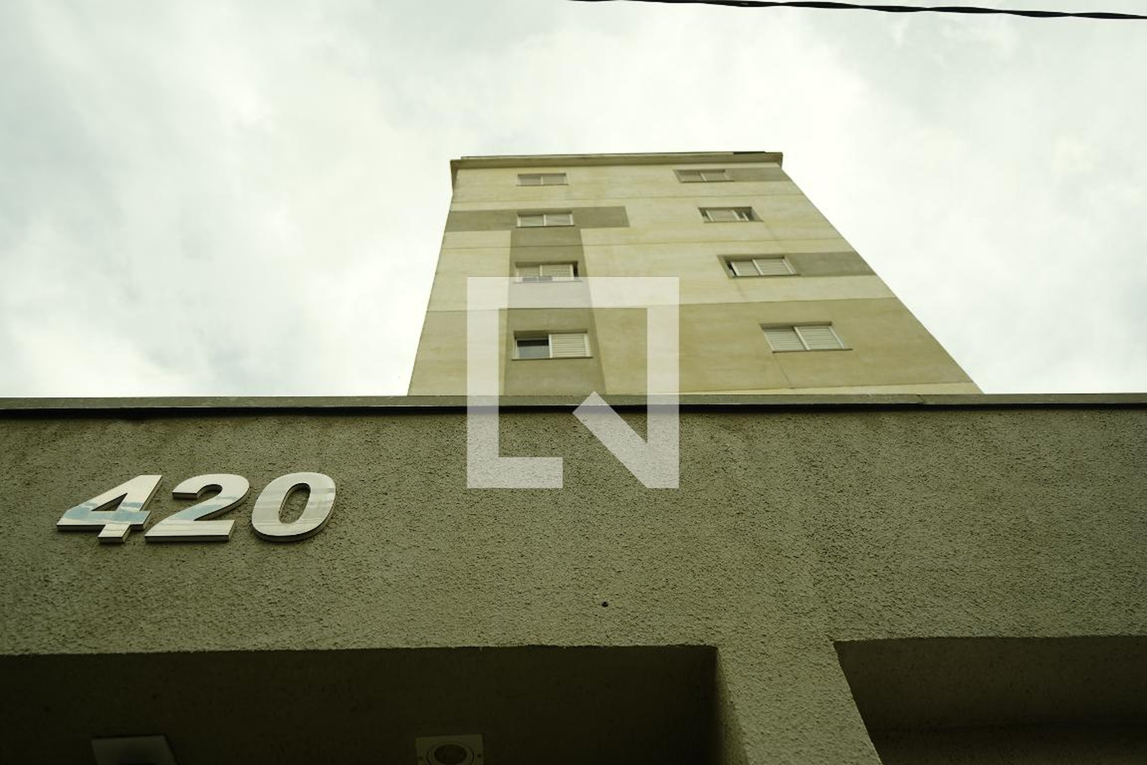 Fachada Condomínio em Rua Montes Aureos, 420