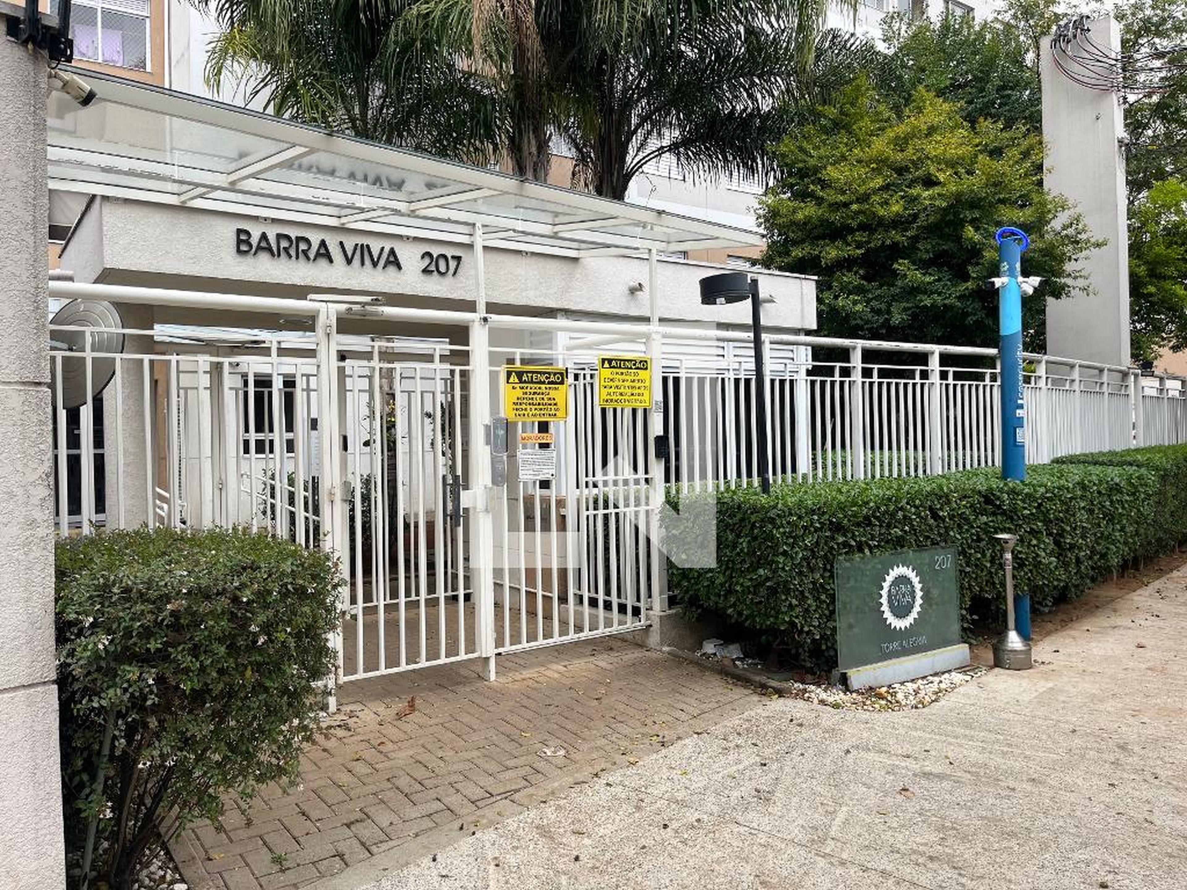Fachada do Prédio Condomínio em Rua Torres da Barra, 238