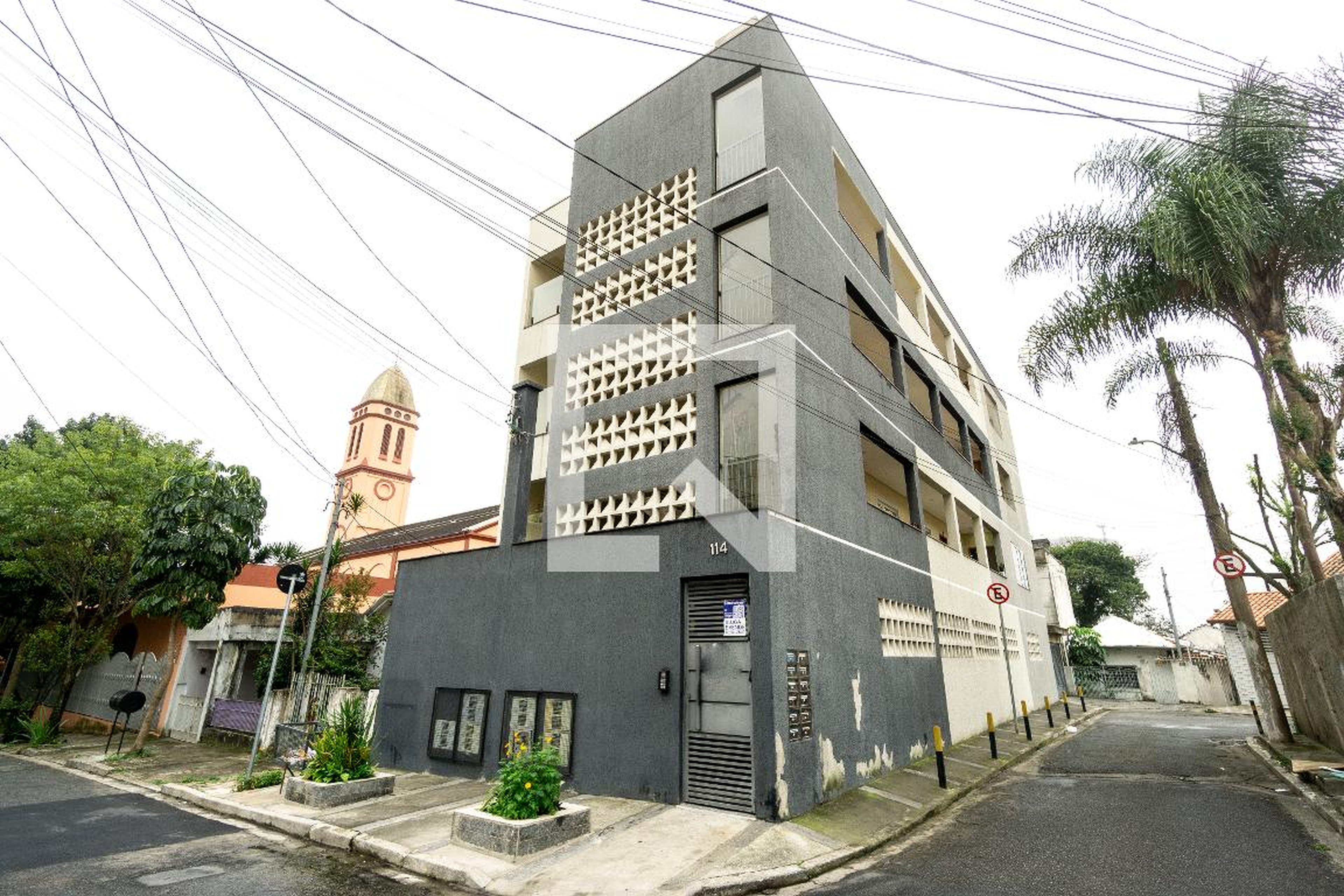 Fachada Condomínio em Rua Pinguins, 114