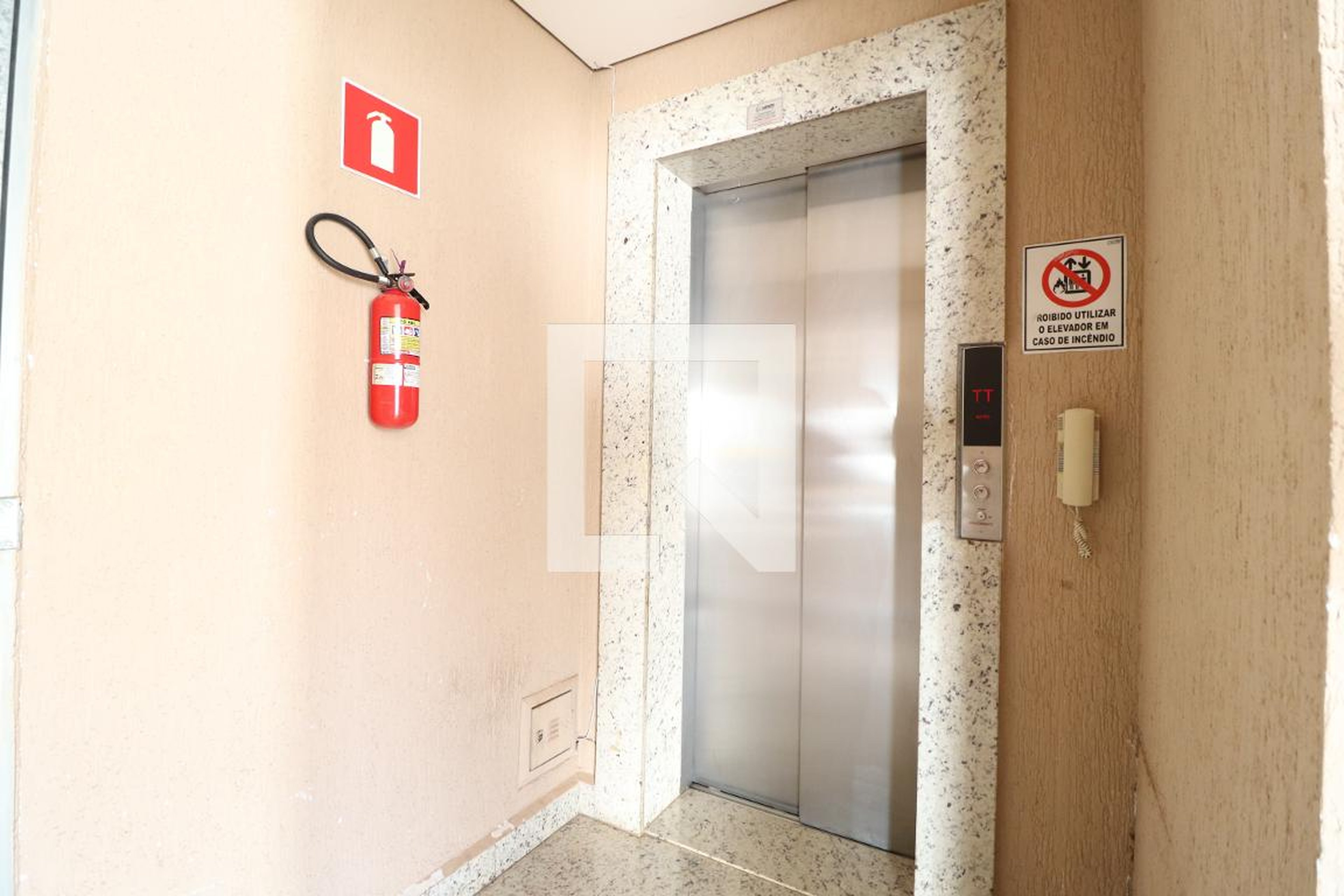 Elevador Condomínio em Rua Tapuios, 1305