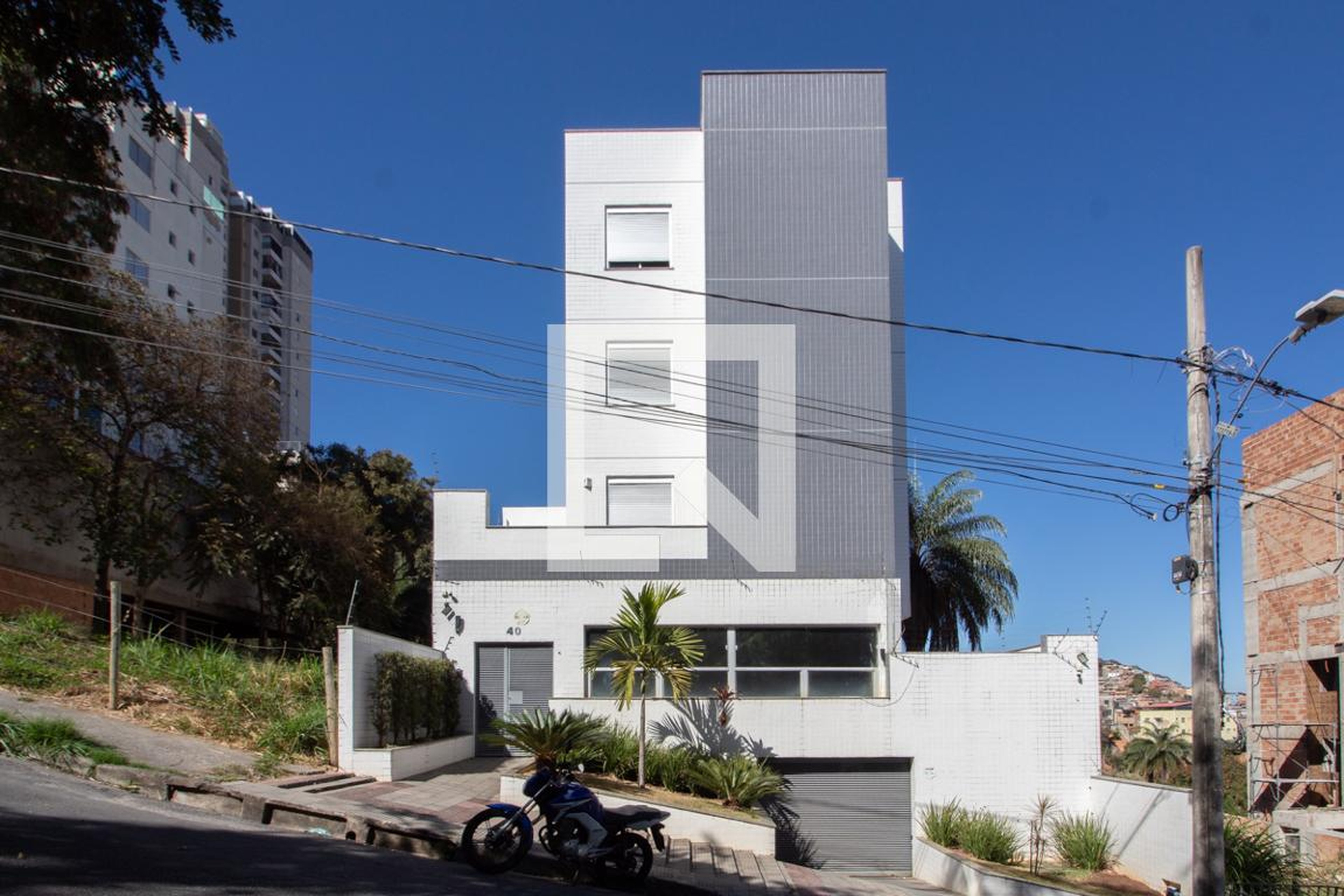 Fachada Condomínio em Rua Sebastião Menezes Silva, 40