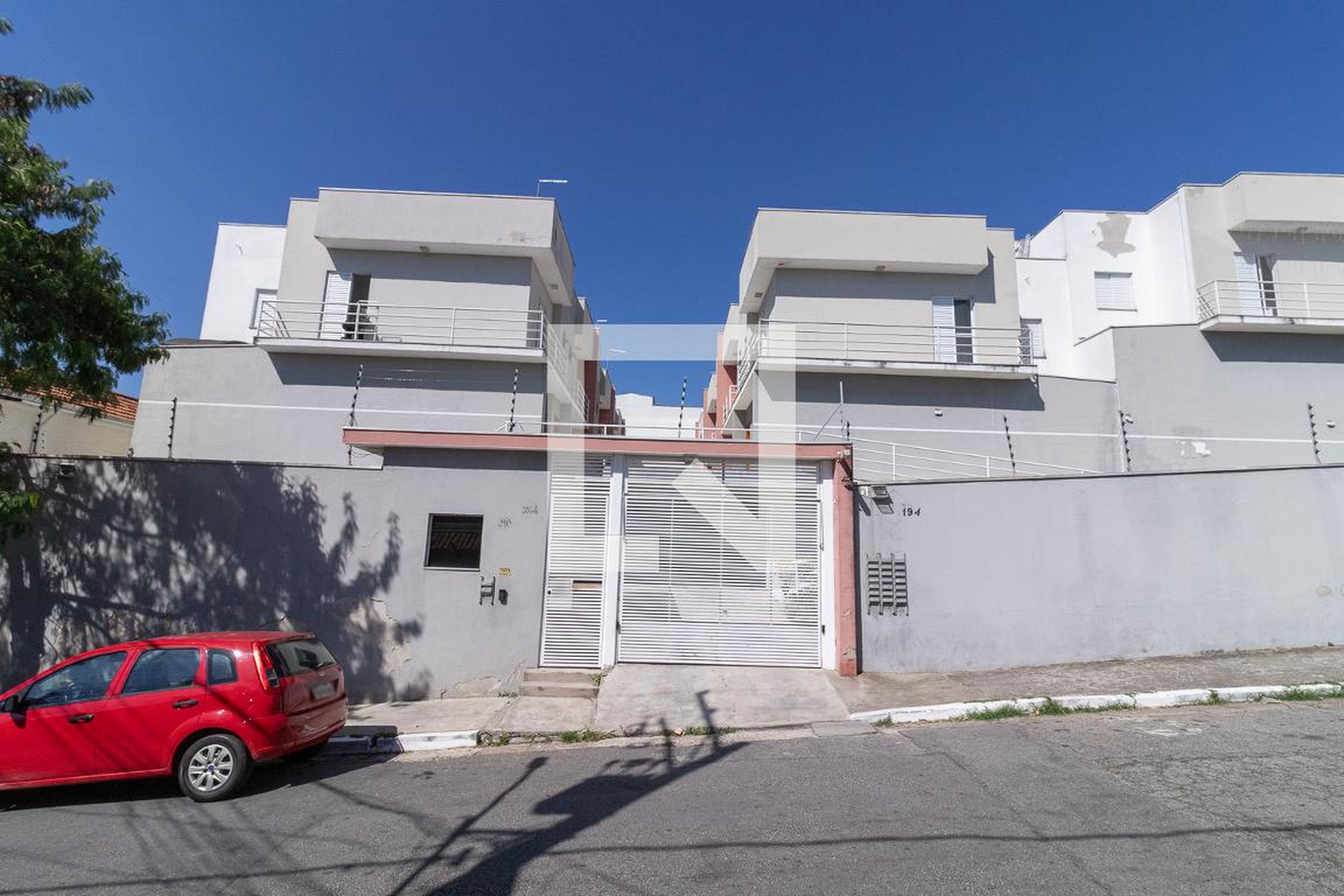 Fachada Condomínio em Rua Dona Cecília Santana, 194