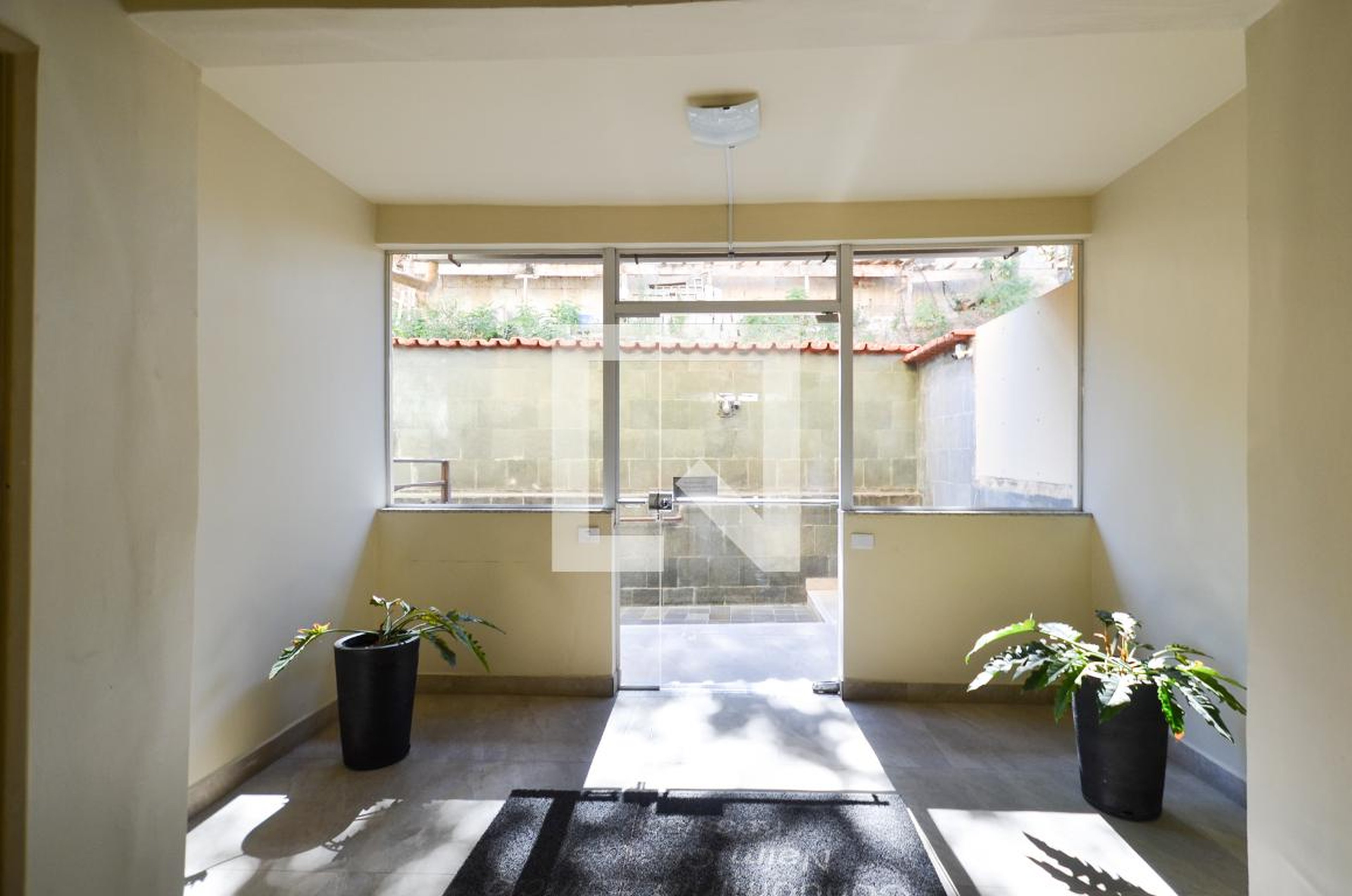 Hall de entrada Condomínio em Rua Gabro, 351
