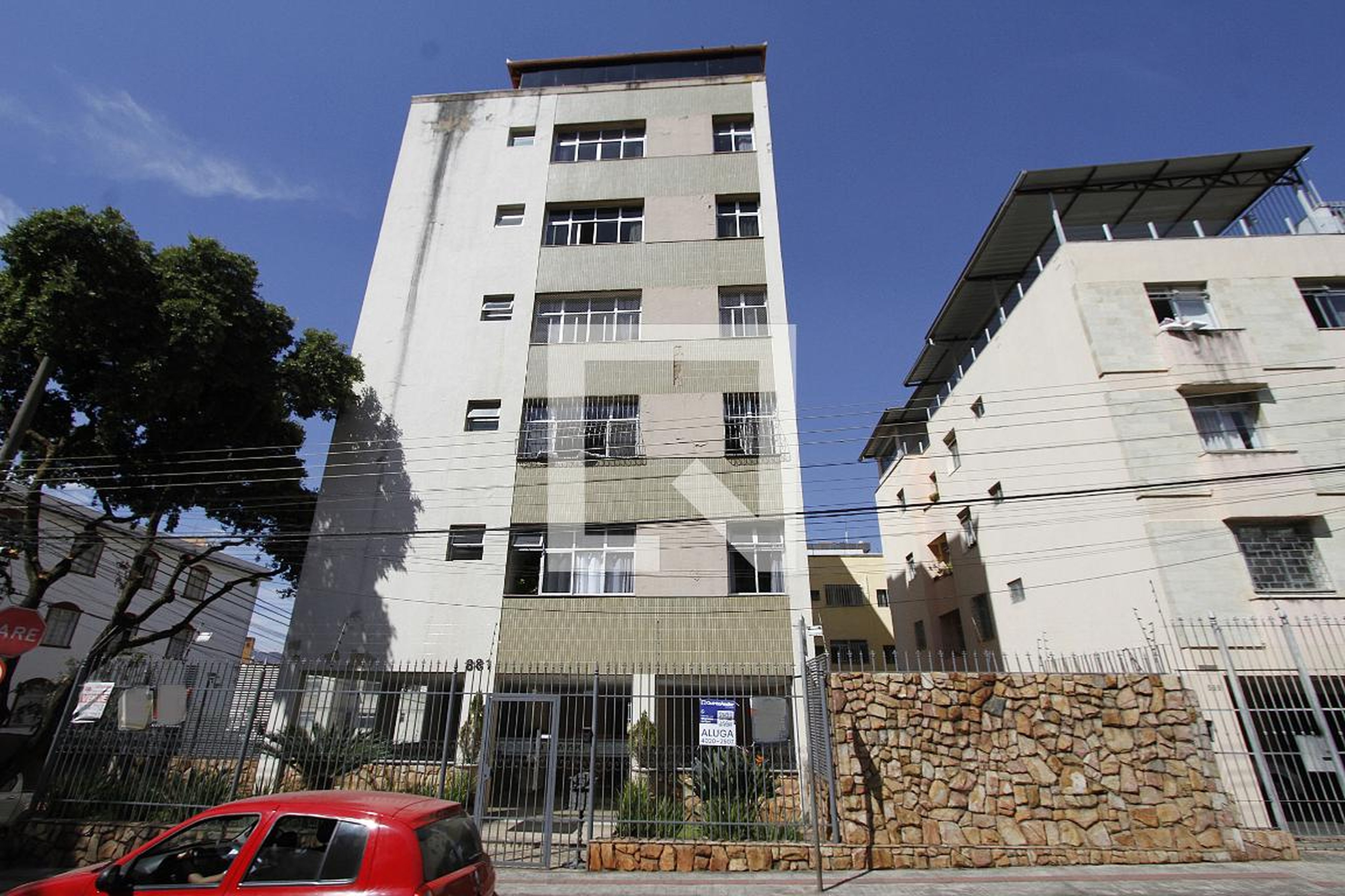 Fachada Condomínio em Rua Açucenas, 881