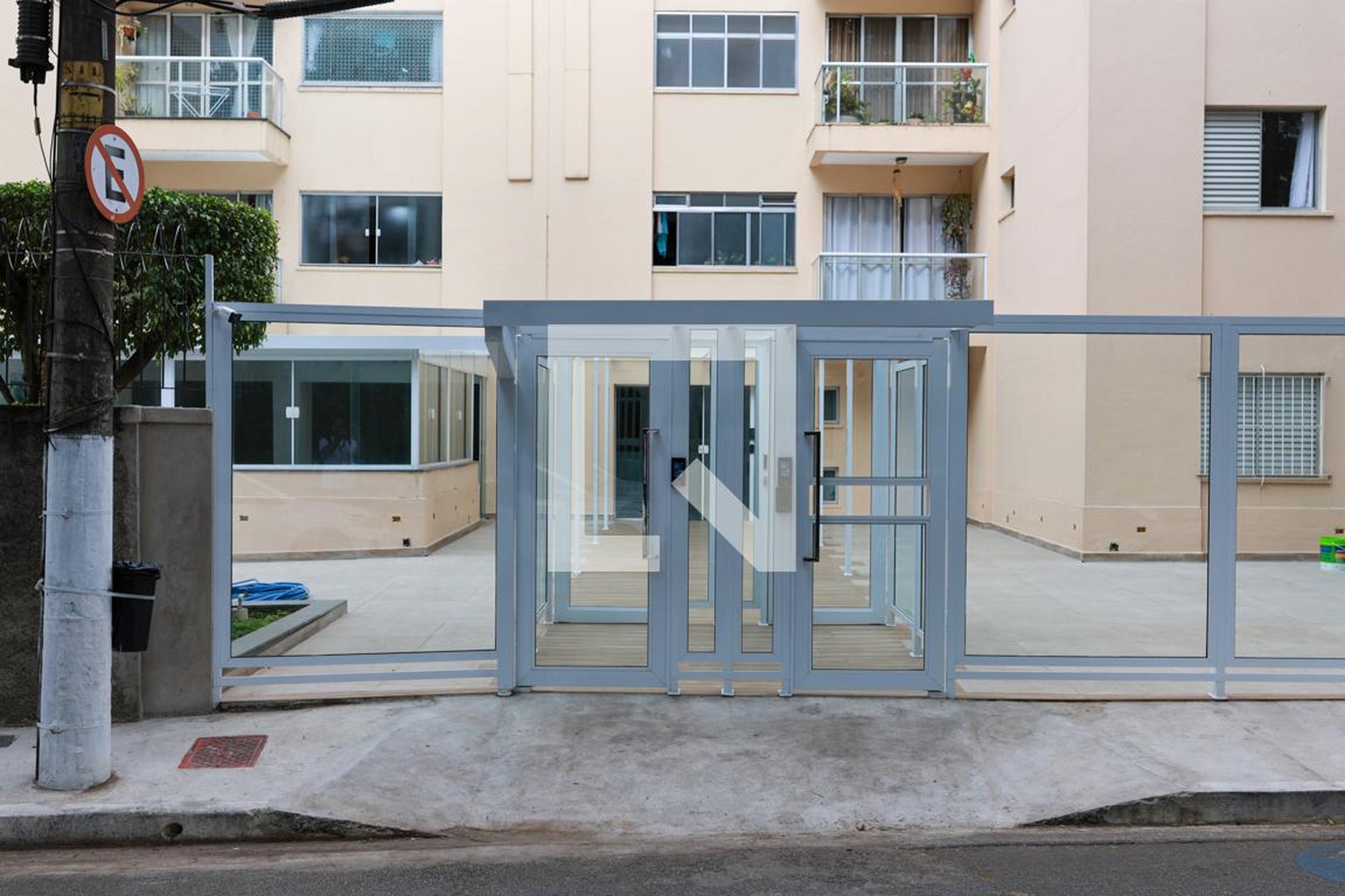 Fachada do condomínio Condomínio em Rua Wanda Martin, 64