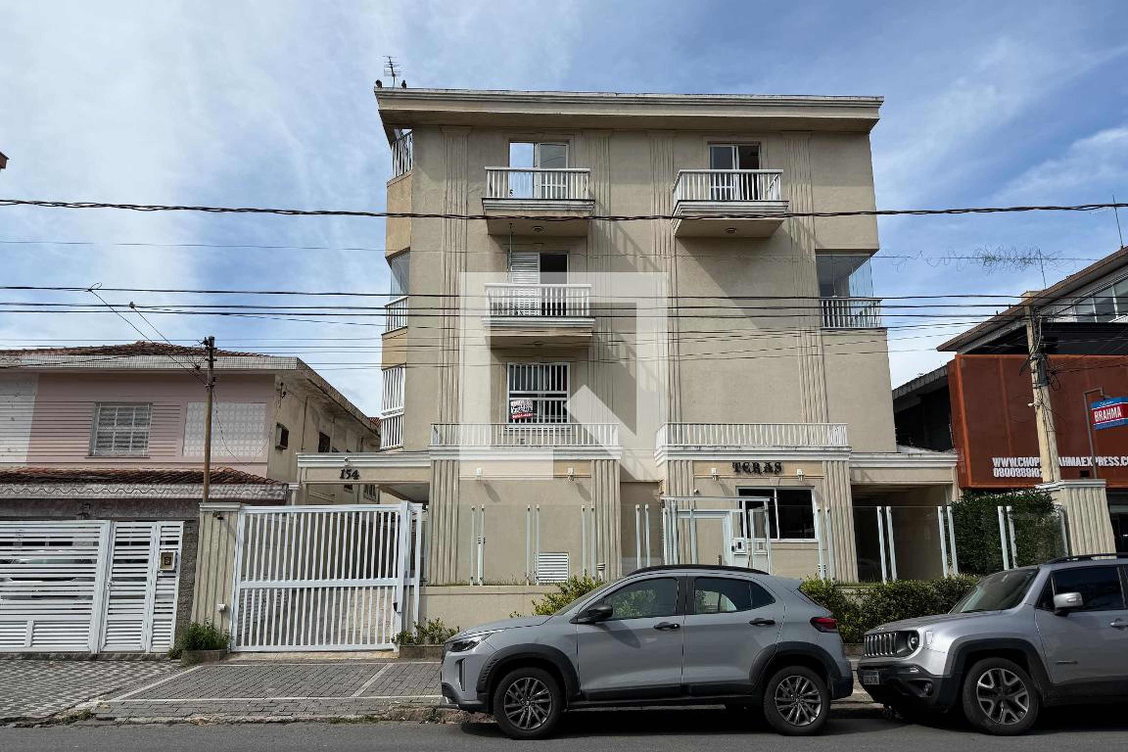 Fachada Condomínio em Rua Oswaldo Cochrane, 154