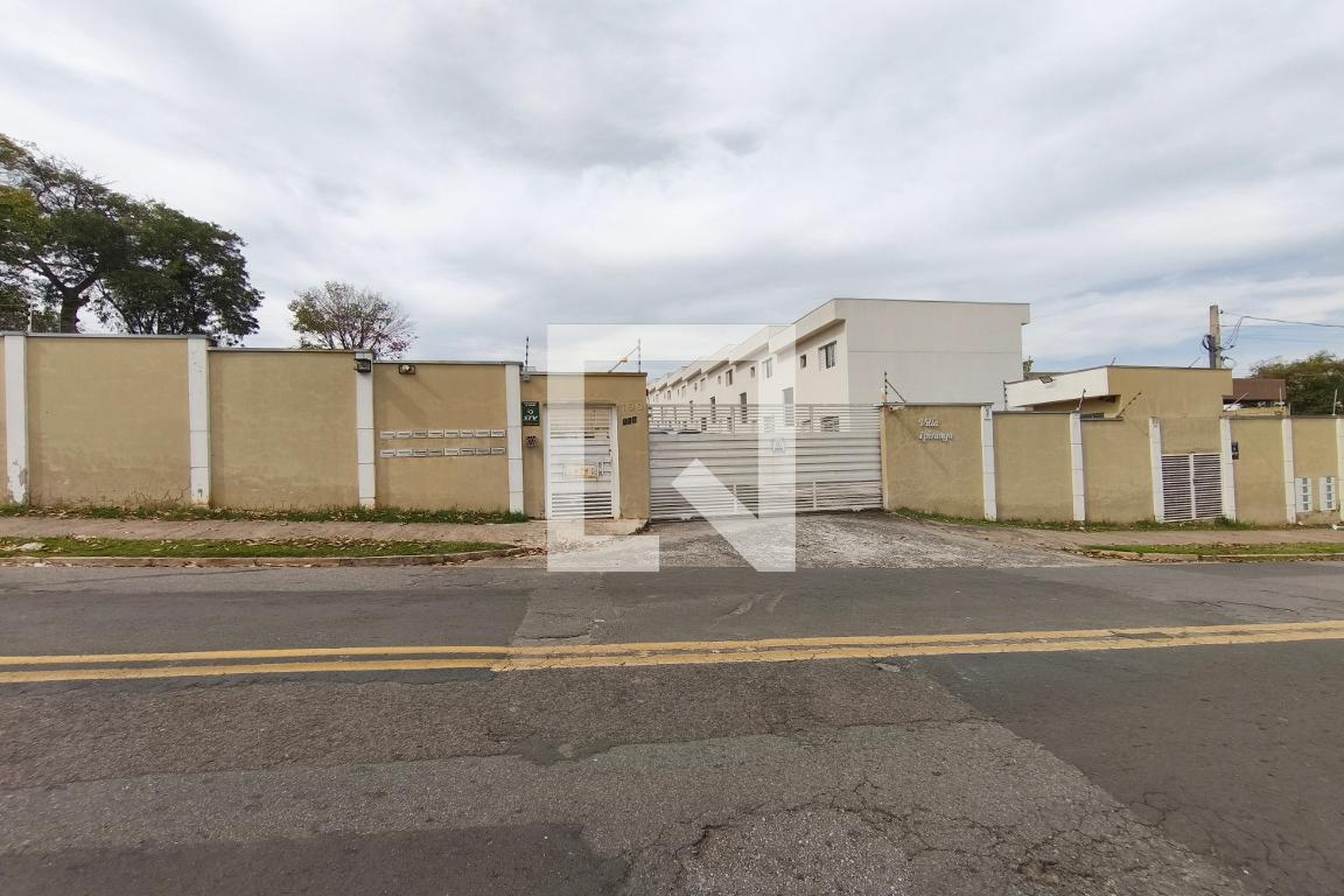 Fachada do Condomínio Condomínio em Rua Rafael Camisão, 190