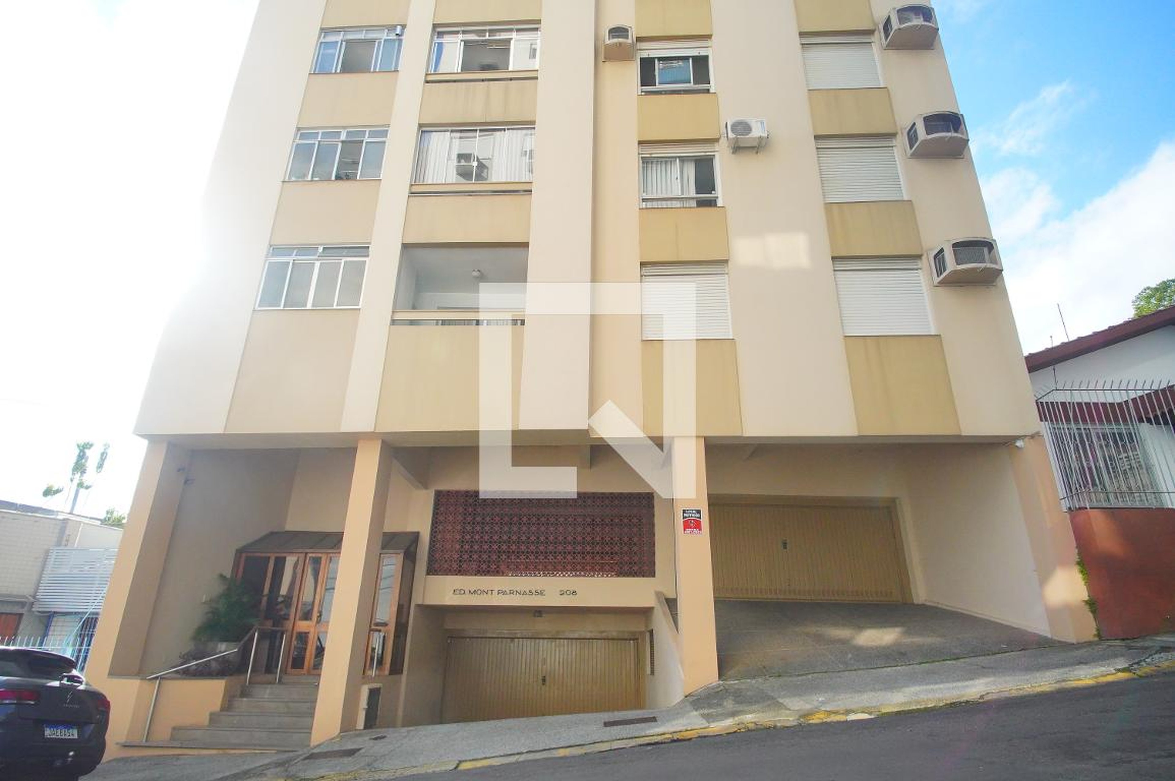 Fachada Condomínio em Rua Miguel Couto, 208